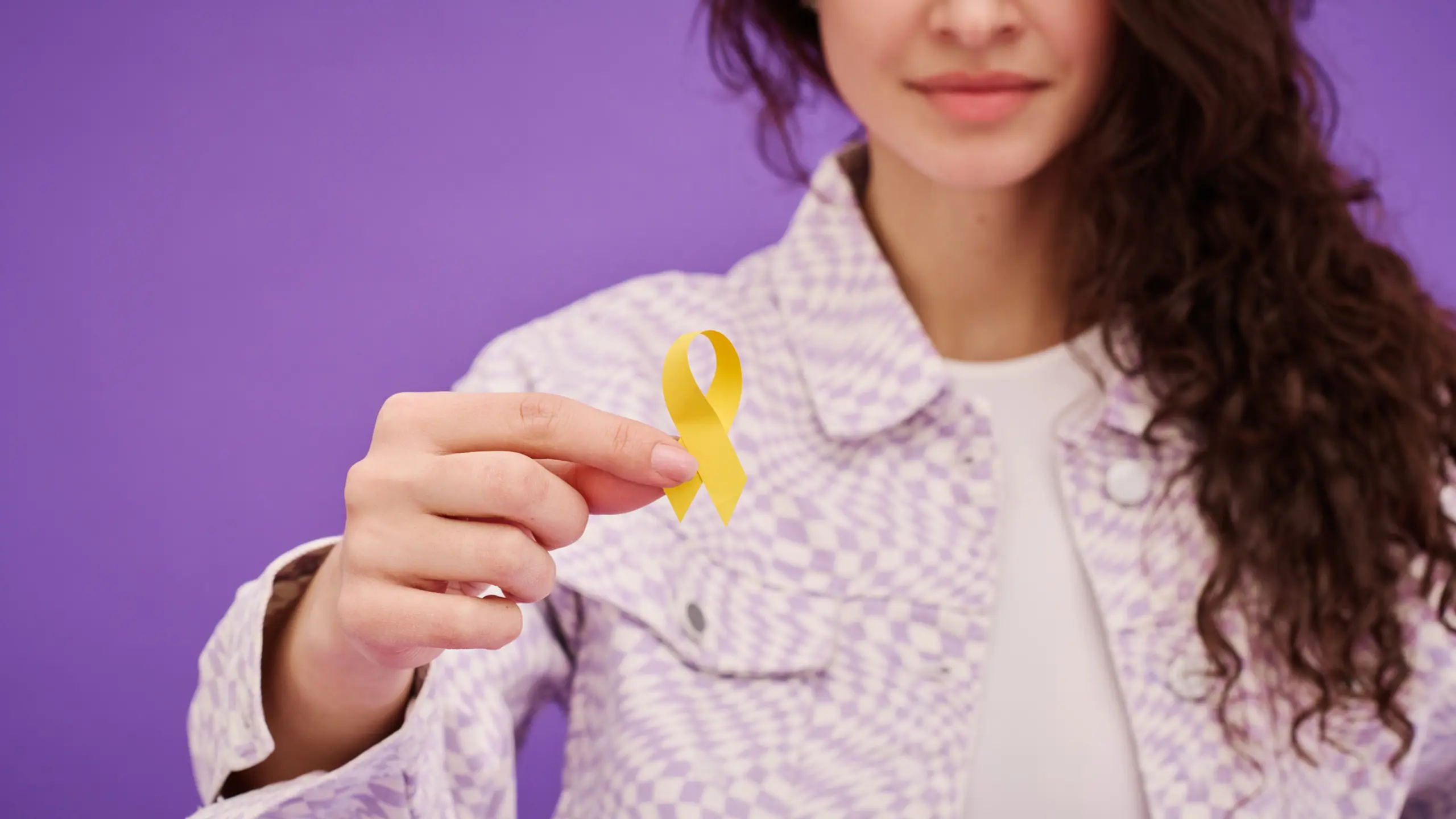 Frau, die eine gelbe Schleife hält