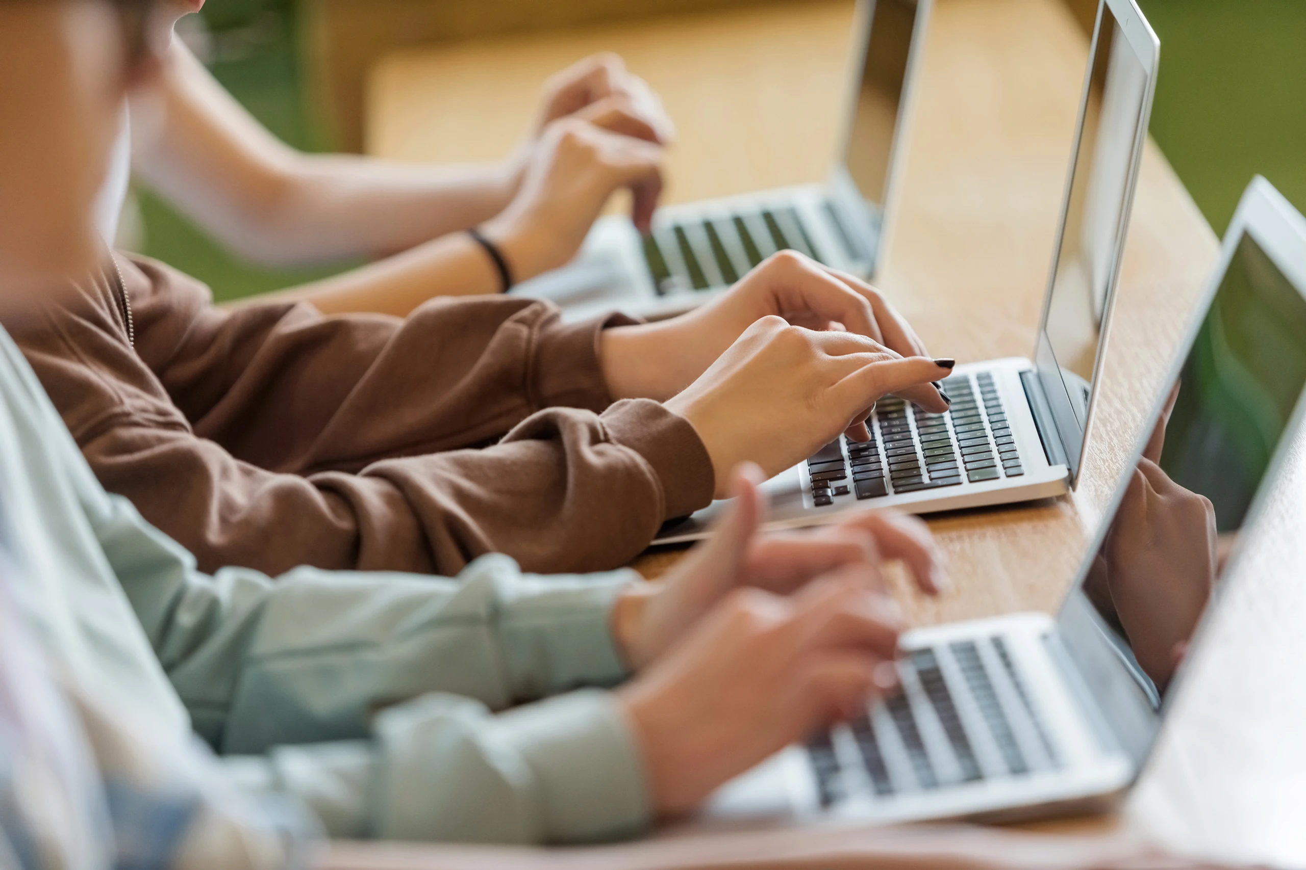 Teenager-Mädchen mit Tippen auf Laptops