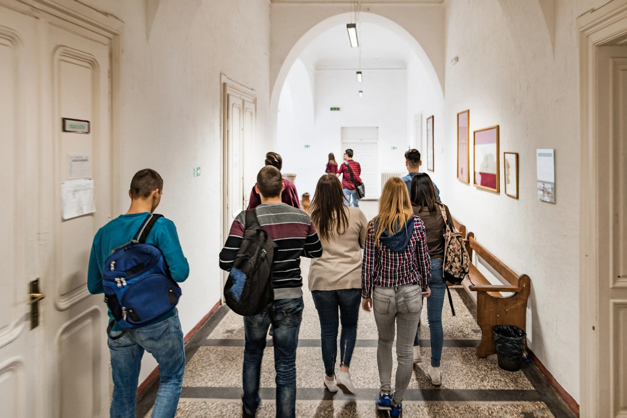 Schulgebäude mit Schülern
