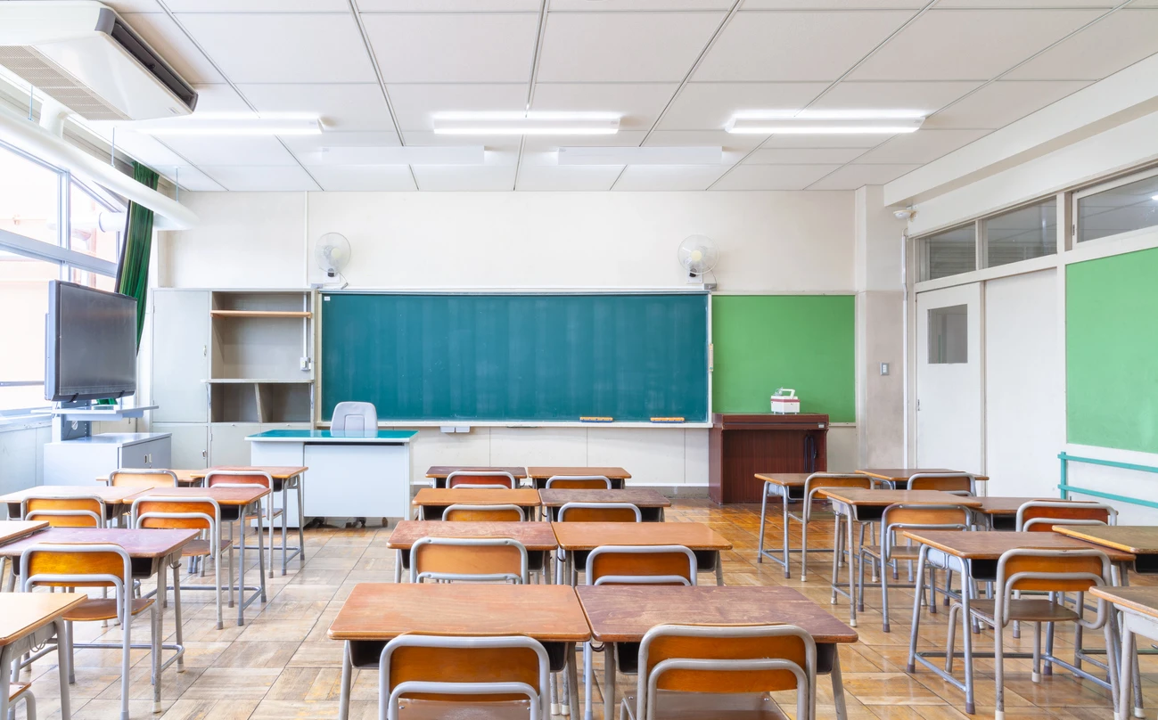 Ein leeres Klassenzimmer.