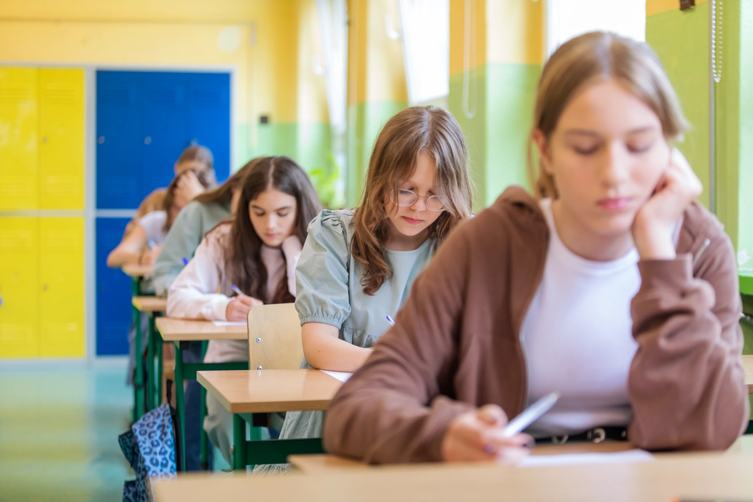 Schülerinnen in einer Klasse