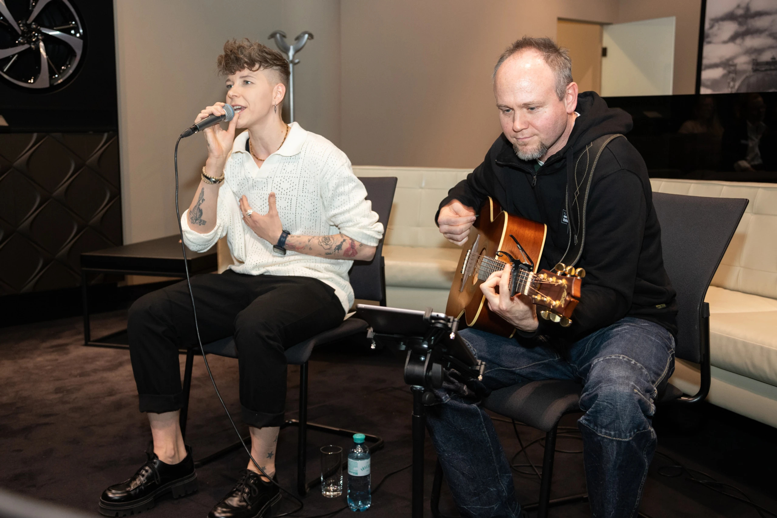 © Leadernset / C. M. Stowasser Blurred image background