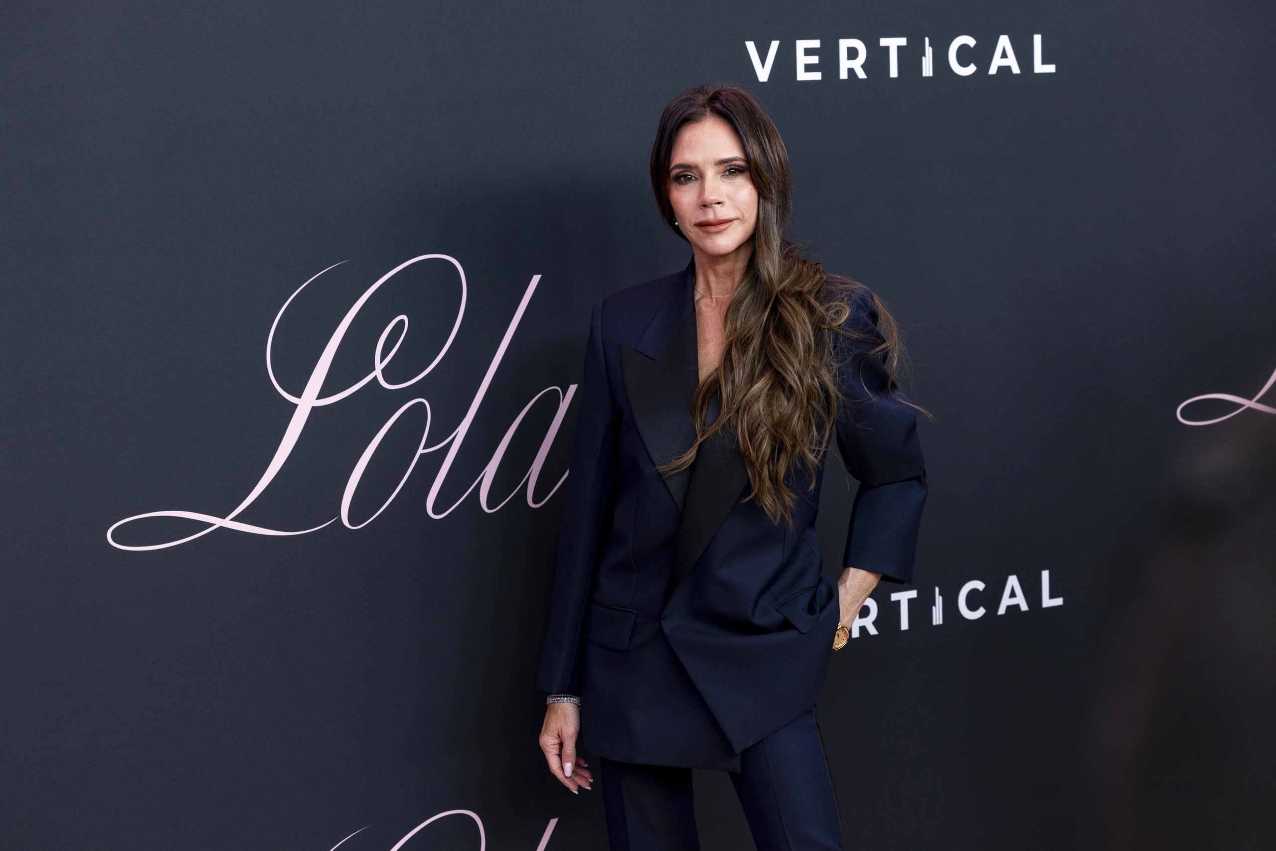 Stilvolle Zusammenarbeit: Victoria Beckham bringt ihren Signature-Look zu Mango