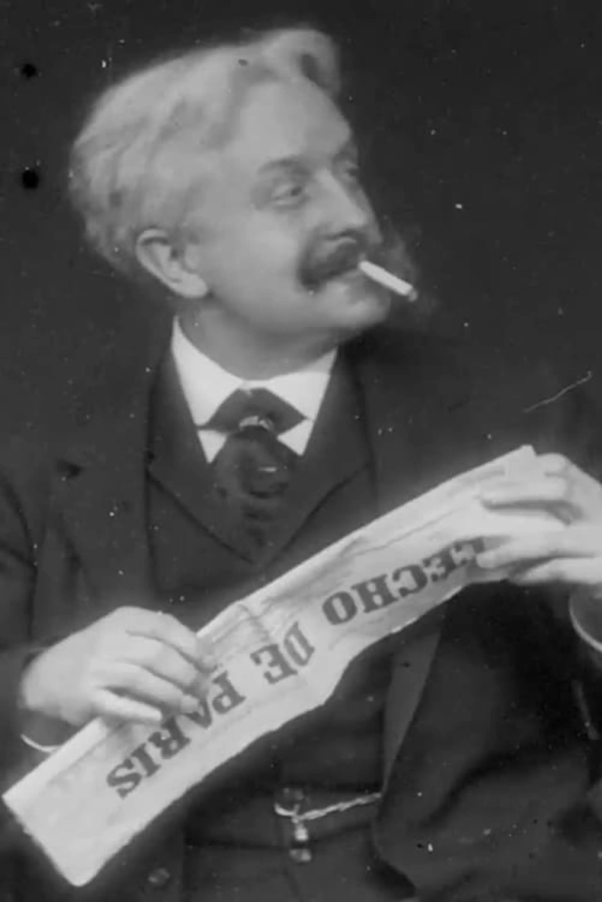 Paul Nadar lisant l'Écho de Paris à la terrasse d'un café