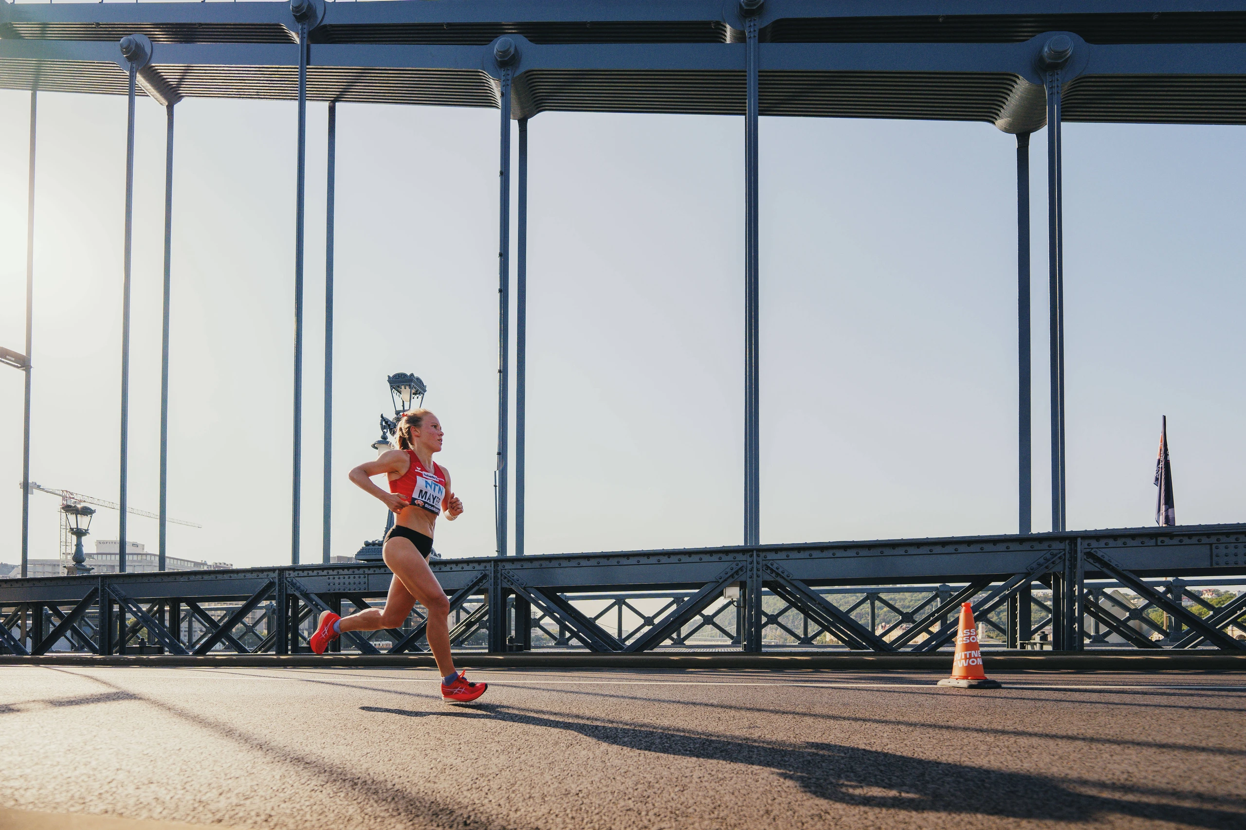 Marathonläuferin Julia Mayer thematisiert Periode im Leistungssport und bekommt Kritik