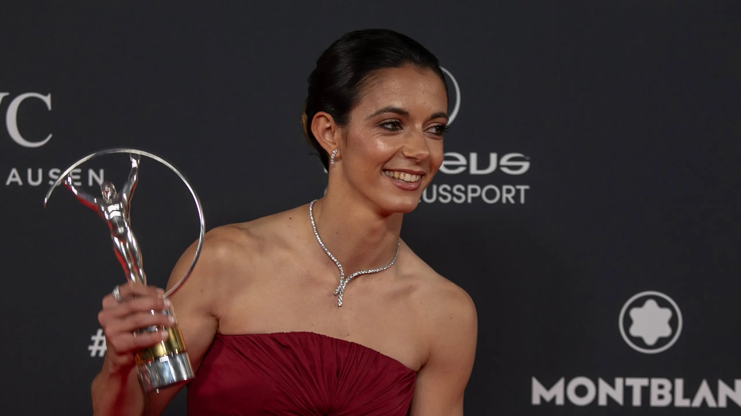 Aitana Bonmatí mit Award bei den Laureus World Sports Awards 2024