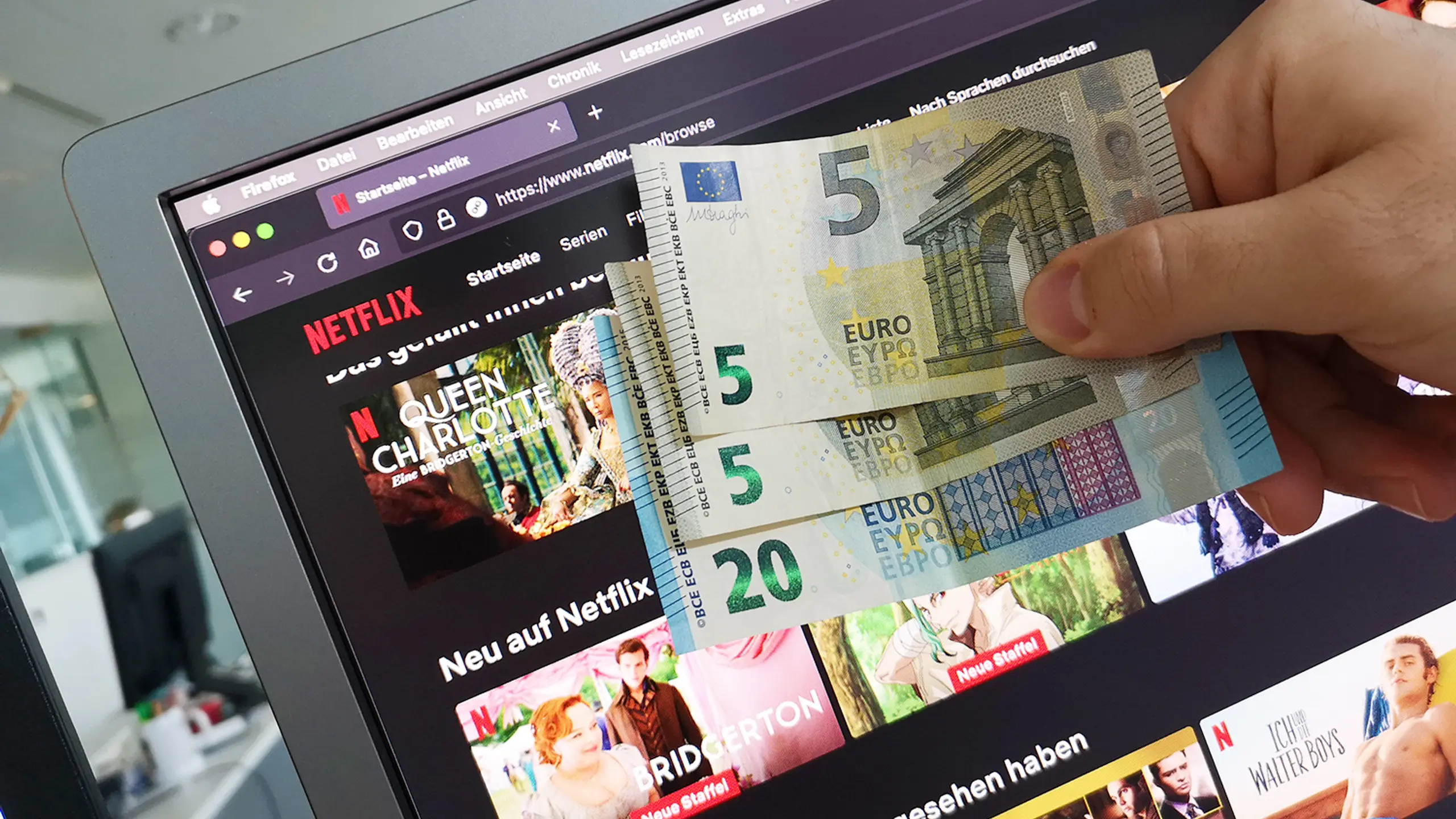 Der Arbeiterkammer Oberösterreich ist es zu verdanken, dass Netflix-Kund:innen in Österreich jetzt bis zu 30 Euro zurückerstattet bekommen – was man dafür tun muss!