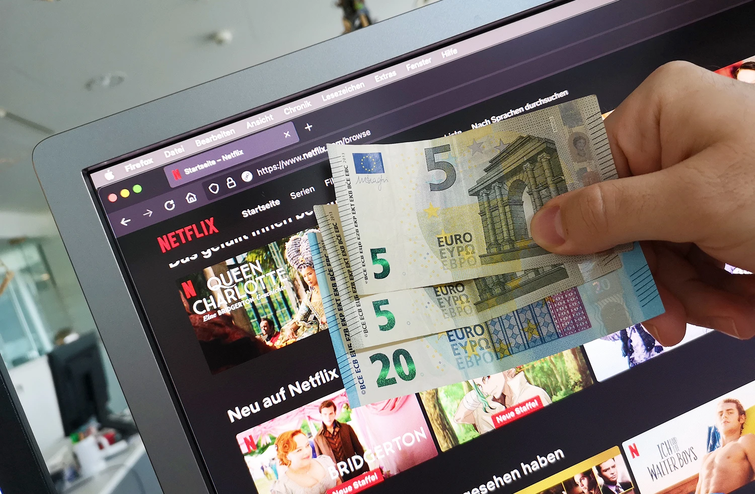 Der Arbeiterkammer Oberösterreich ist es zu verdanken, dass Netflix-Kund:innen in Österreich jetzt bis zu 30 Euro zurückerstattet bekommen – was man dafür tun muss!