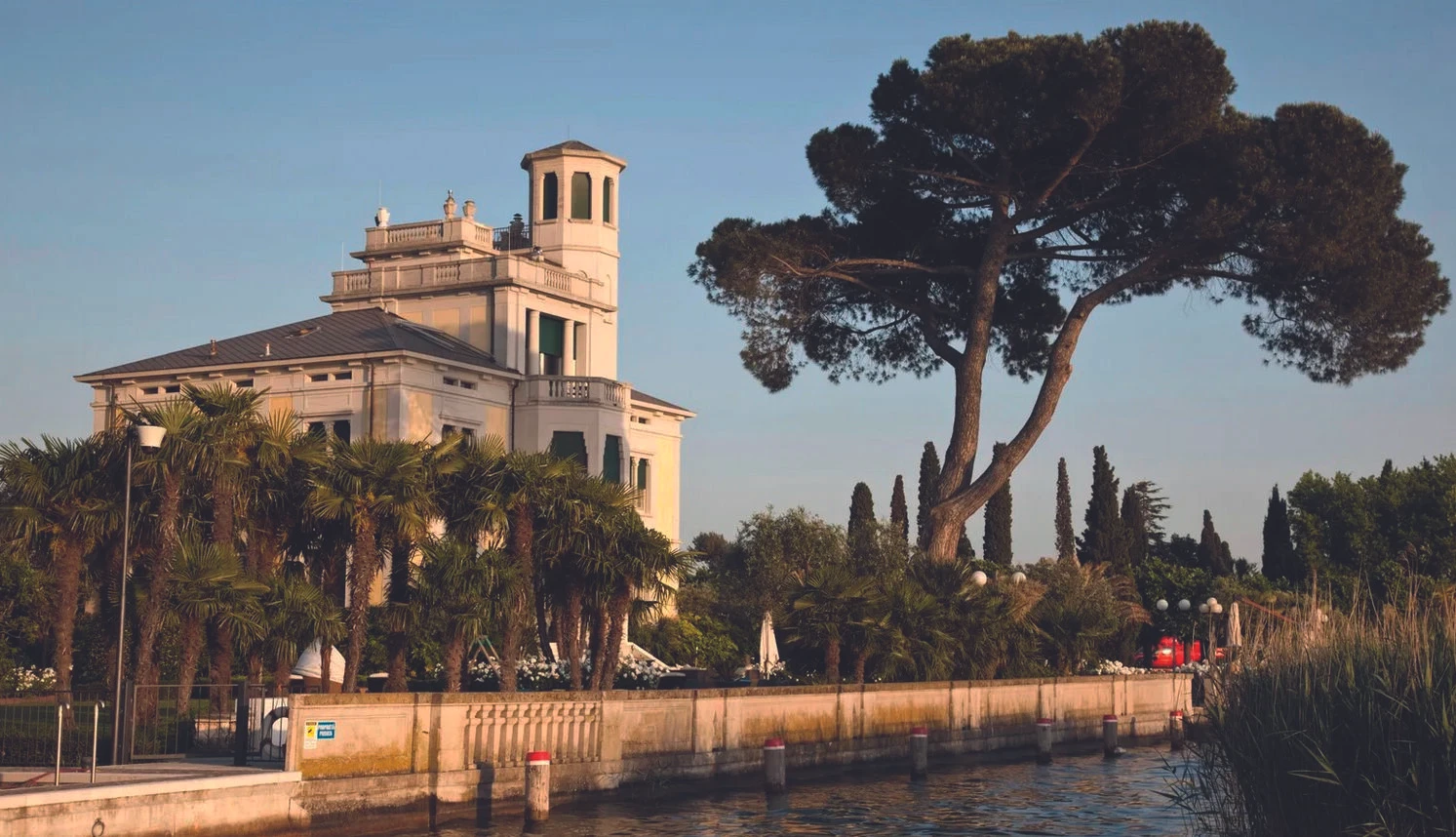 Am Gardasee hält Benko über eine diskrete Liechtensteiner Stiftung ein opulentes Anwesen direkt am Ufer.