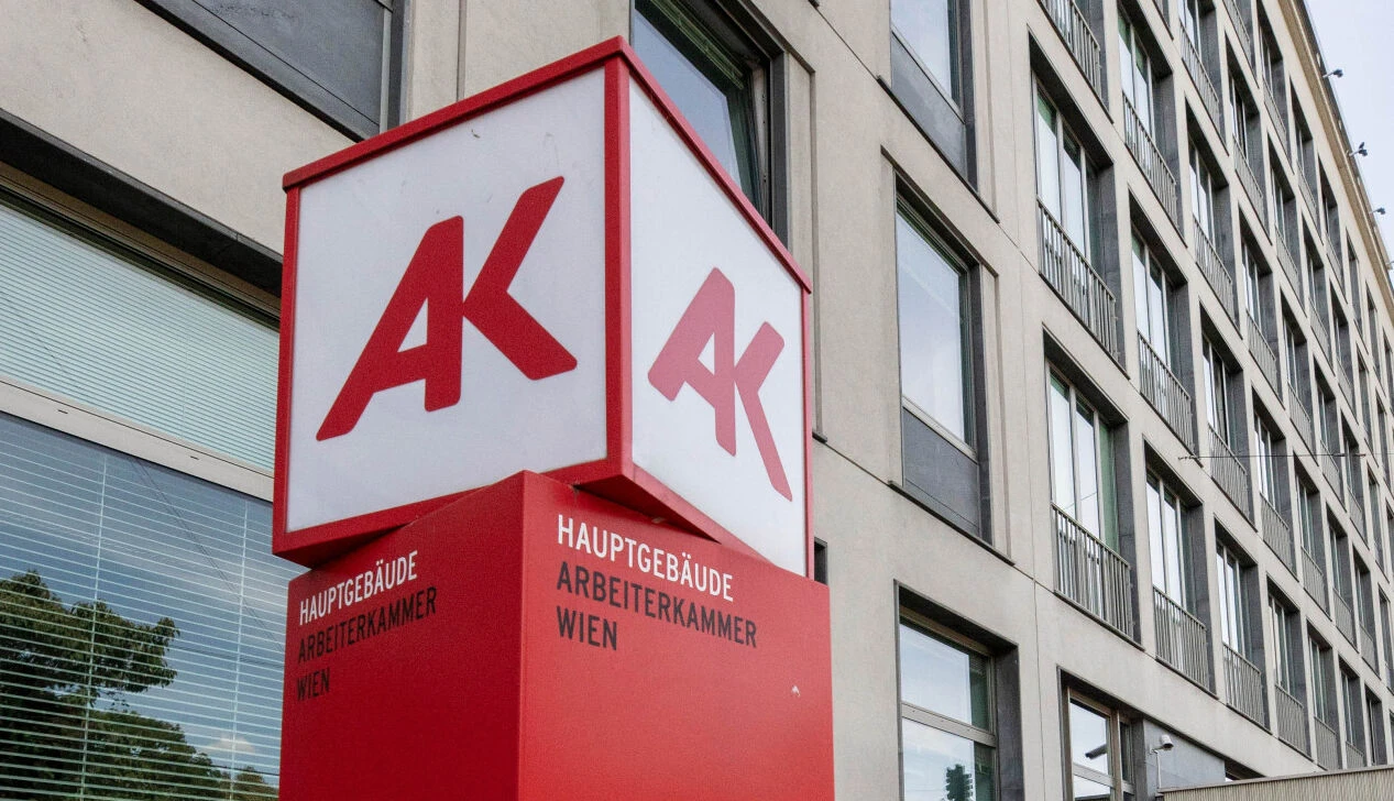 Das Logo vor dem Hauptgebäude der Arbeiterkammer in Wien.