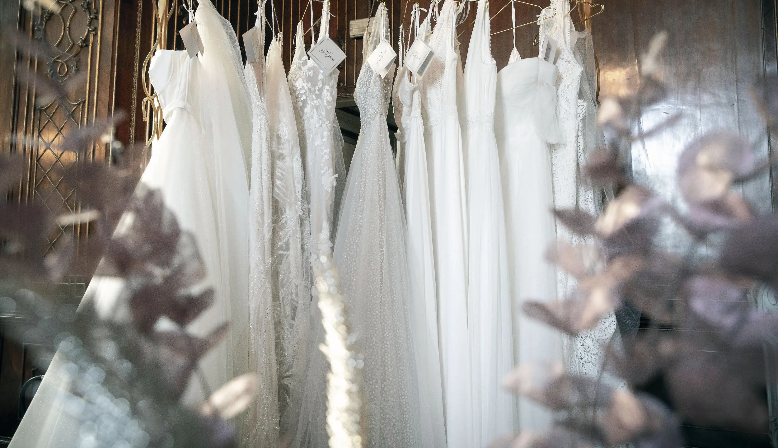 Brautkleider, die auf einer Kleiderstange hängen