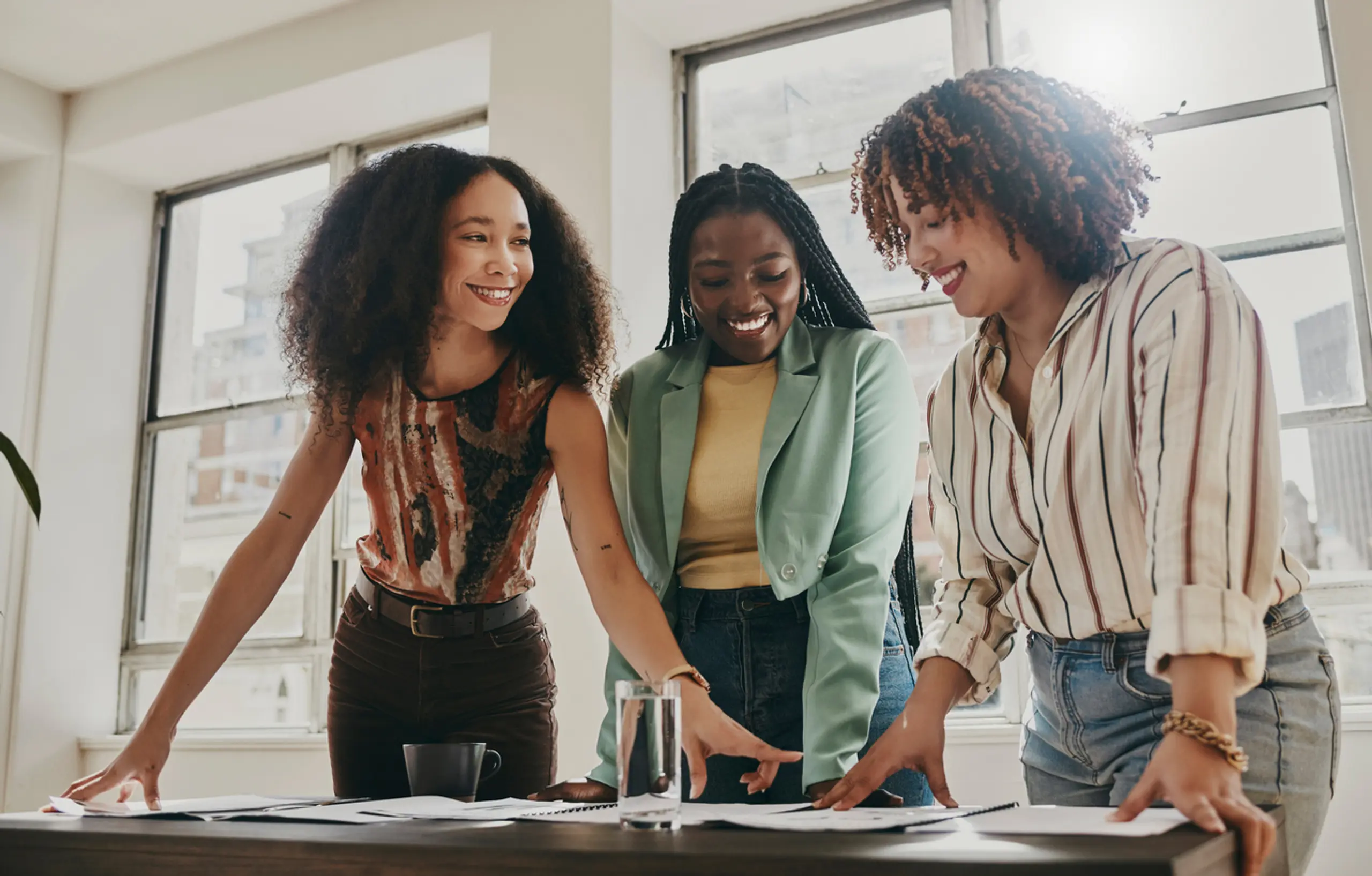 Teamwork, Zusammenarbeit und Planung schwarzer Frauen mit Dokumenten, Papierkram oder Designstrategie im Büro. Unternehmensgründung, Gleichstellung der Geschlechter und Marketingideen von Diversity-Menschen im Arbeitsplatztreffen