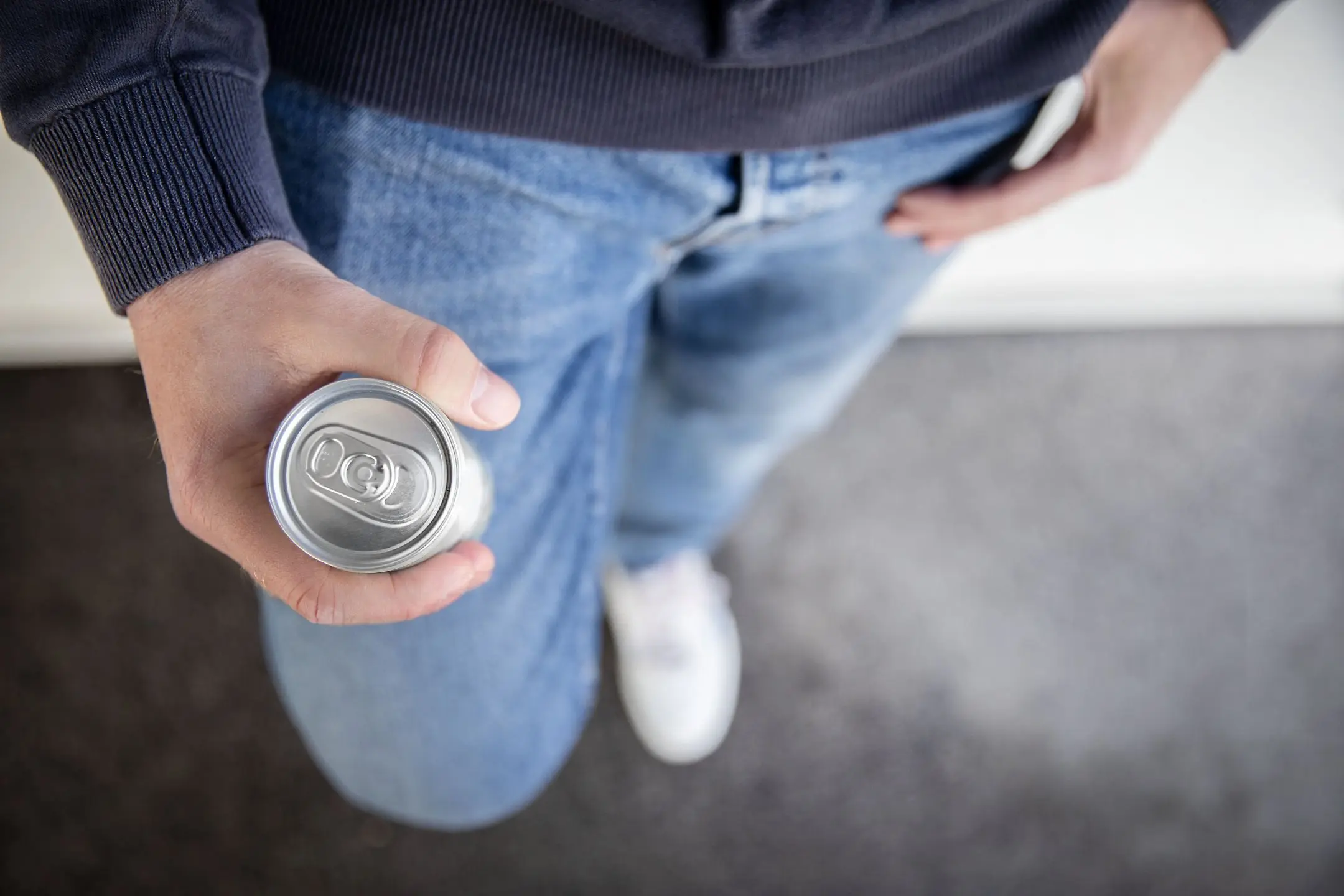Mann hält Dose