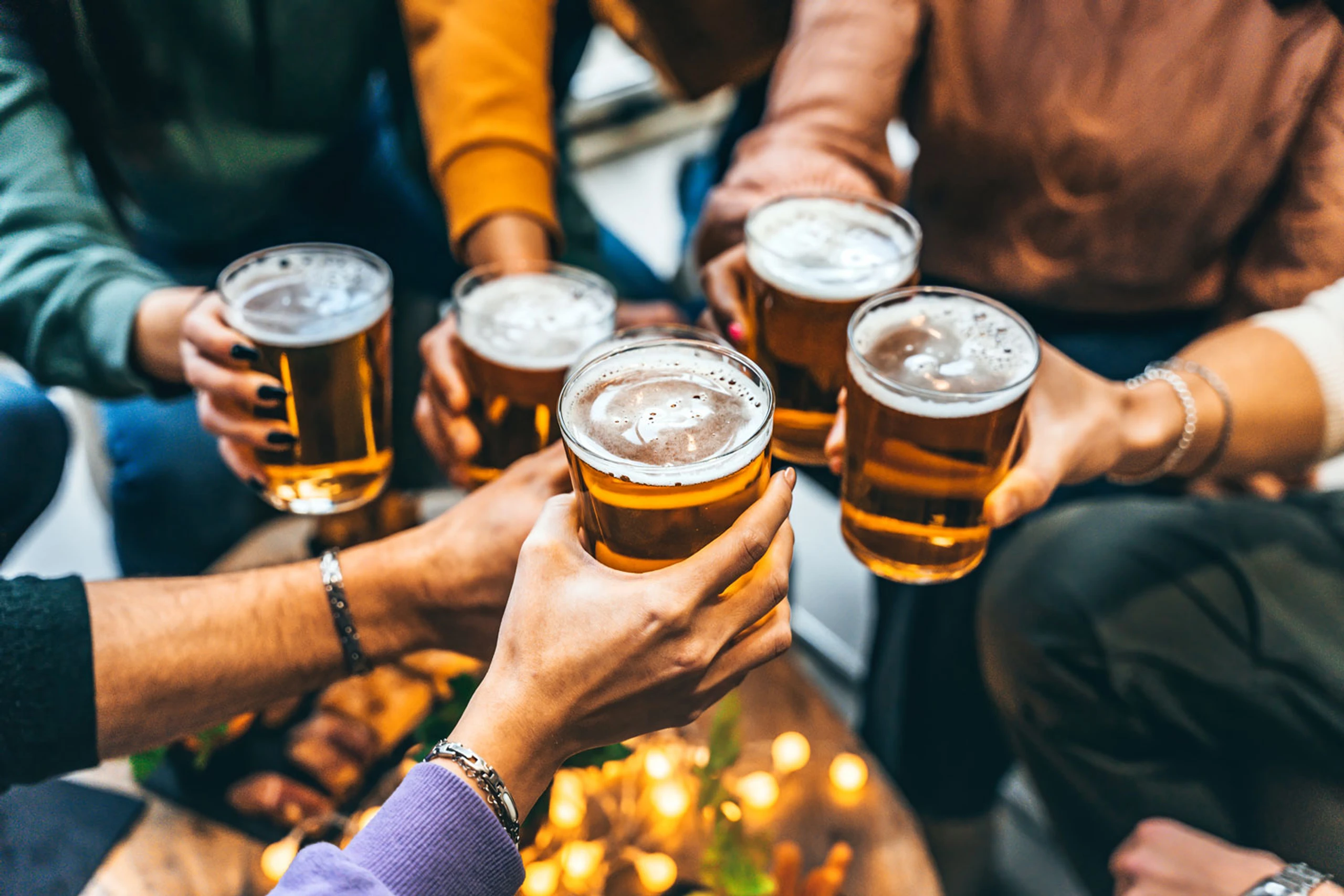 Junge Menschen trinken Bier