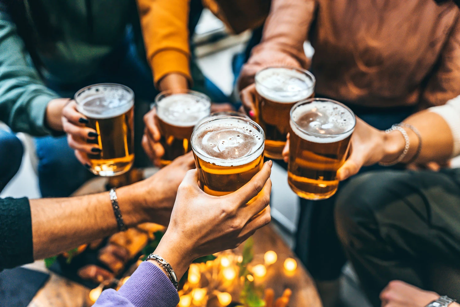 Junge Menschen trinken Bier