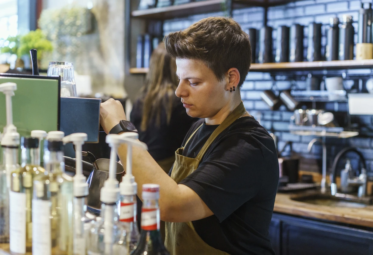 Eine Frau arbeitet in der Gastronomie.