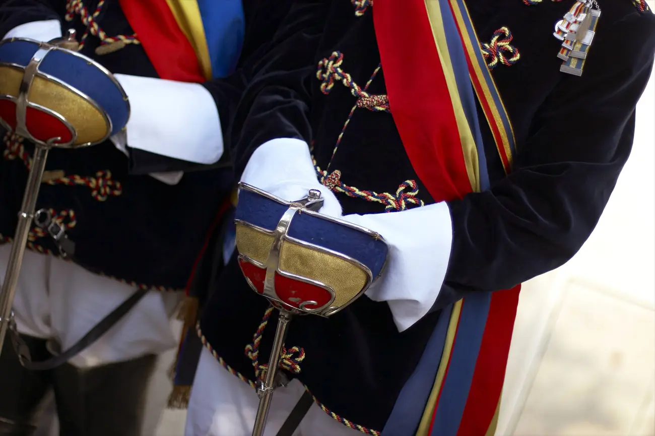 Degenglocken in den Burschenfarben Rot-Gold-Blau der Katholisch Österreichischen Hochschulverbindung Pannonia.