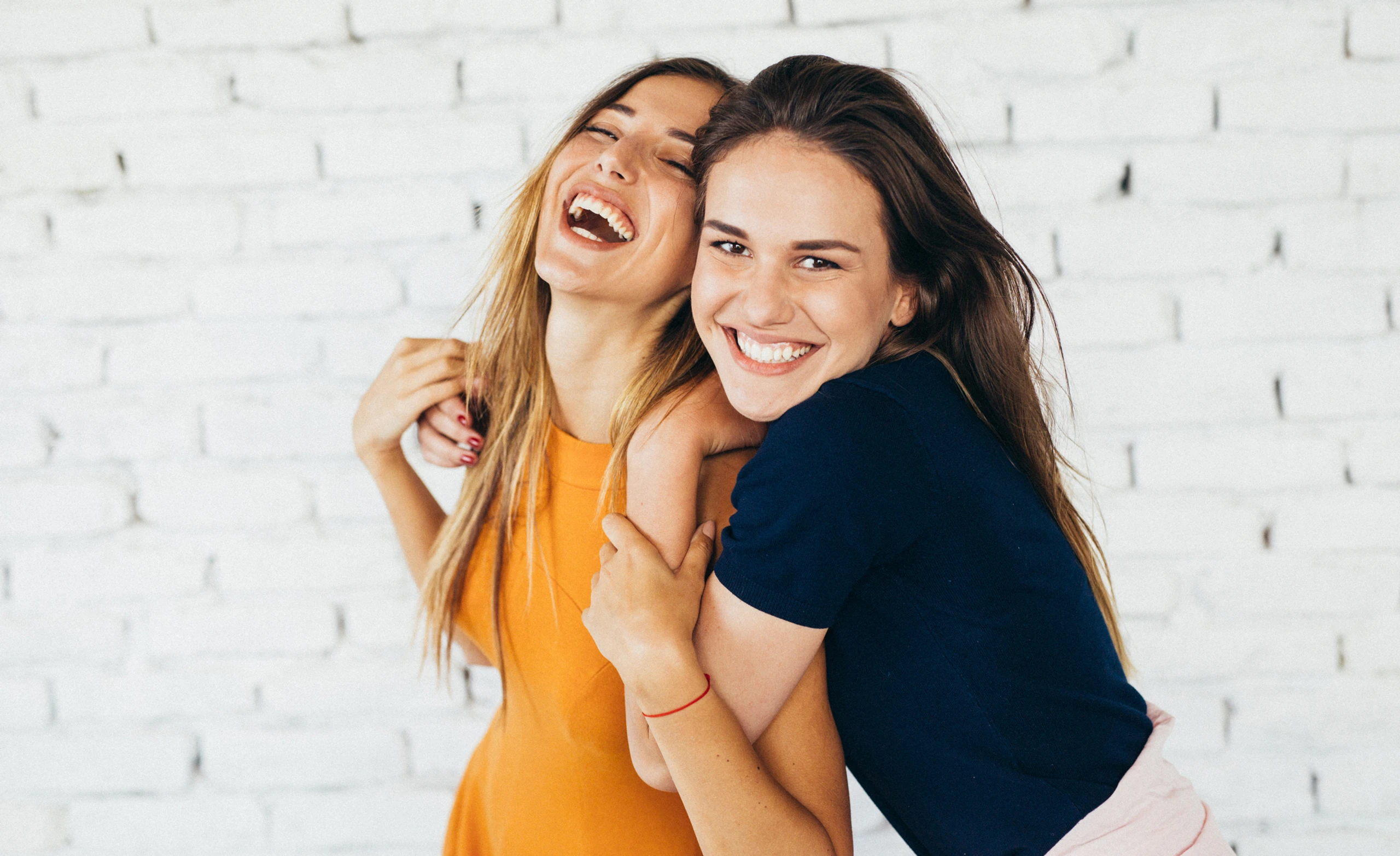 Zwei Frauen lachen miteinander