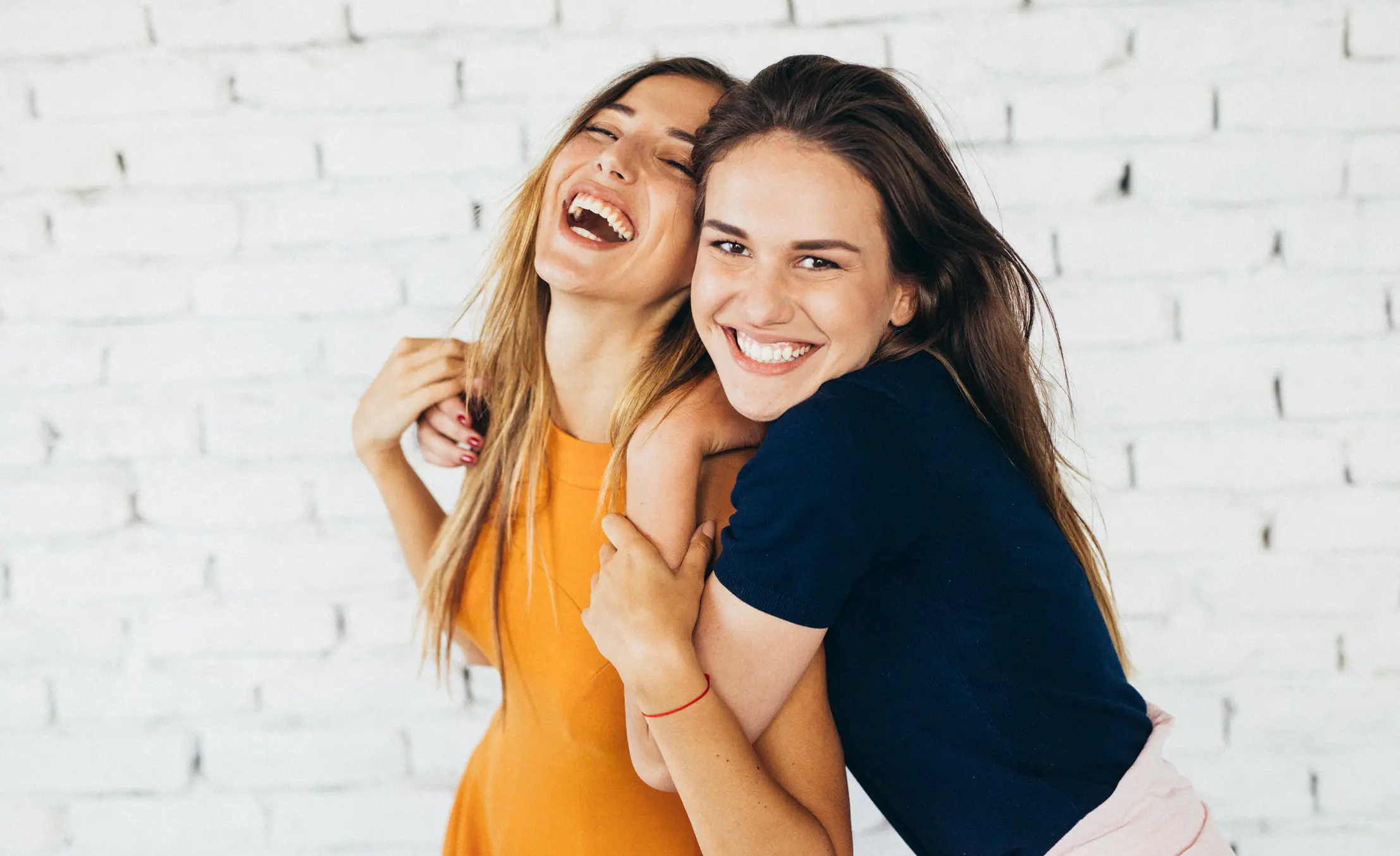 Zwei Frauen lachen miteinander