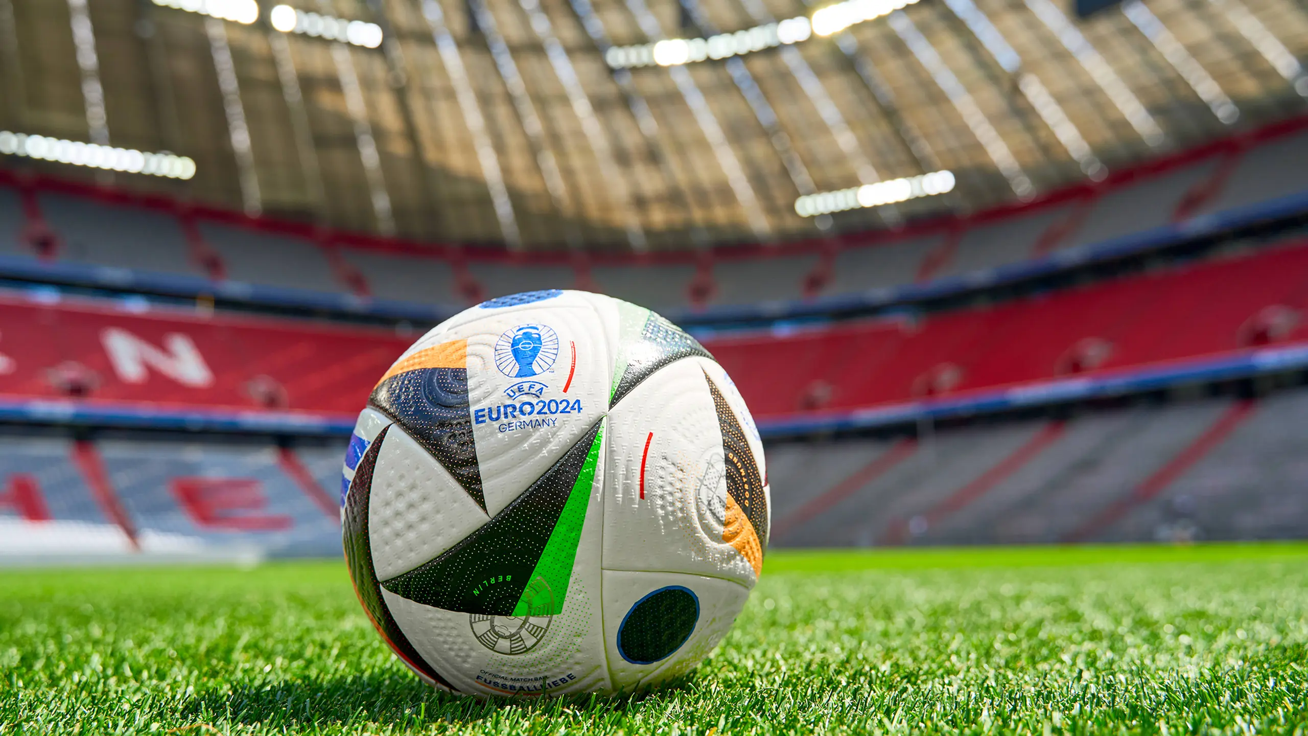 Der offizielle Spielball der UEFA EURO 2024 in Deutschland hört auf den Namen „Fußballliebe Pro“ und kommt vom Sportartikelhersteller Adidas