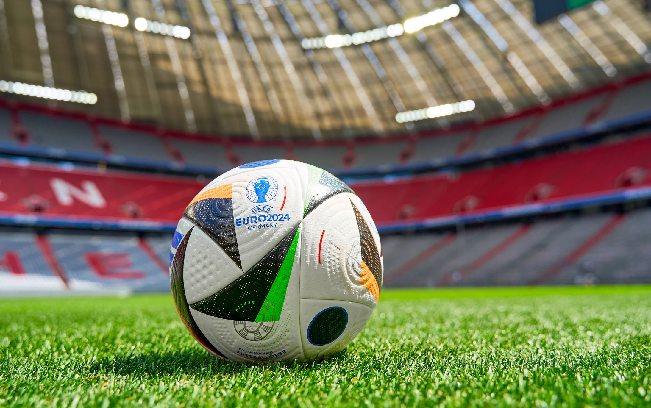 Der offizielle Spielball der UEFA EURO 2024 in Deutschland hört auf den Namen „Fußballliebe Pro“ und kommt vom Sportartikelhersteller Adidas