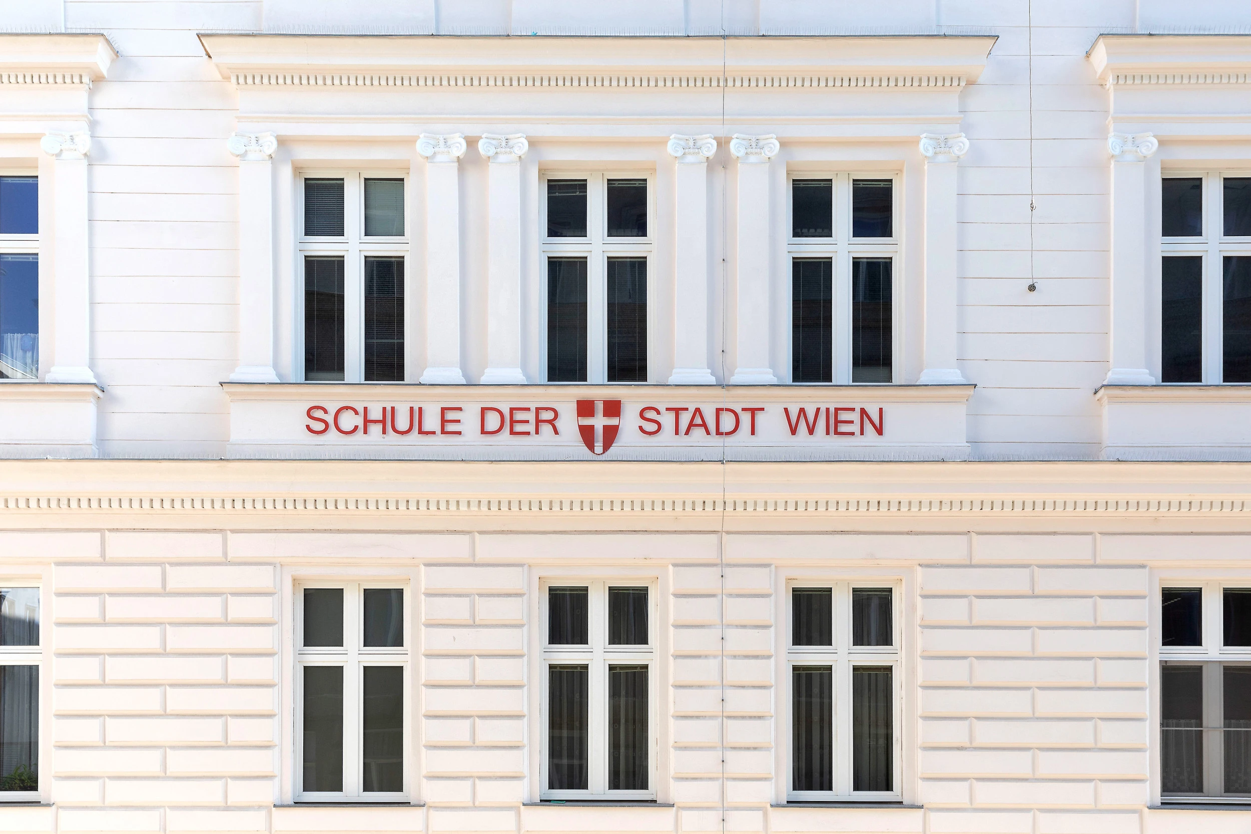 Schulgebäude der Stadt Wien von außen