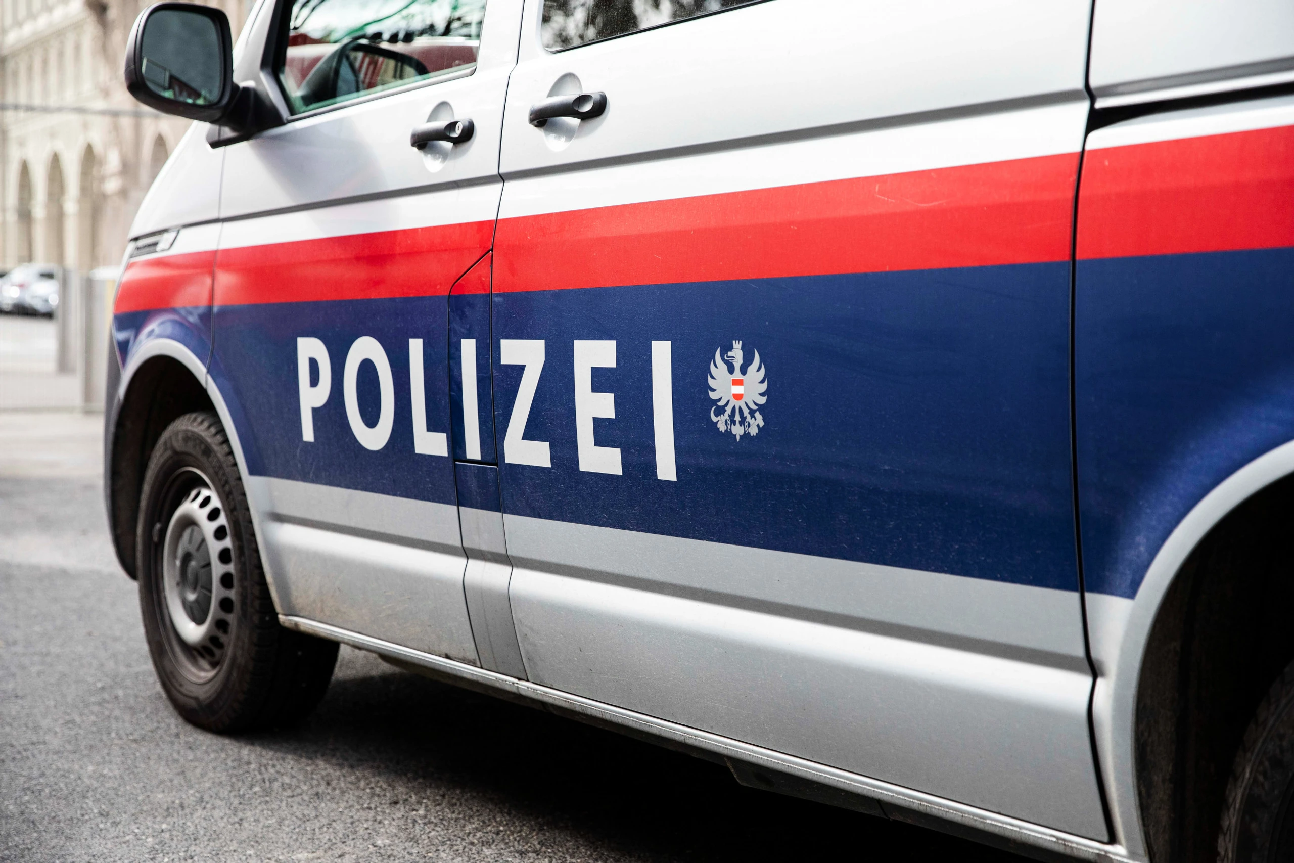 Ein österreichisches Polizeiauto parkt auf der Straße.