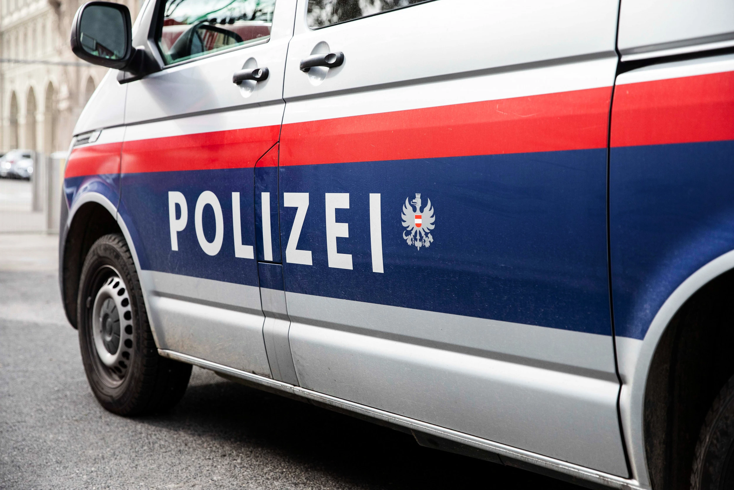 Ein österreichisches Polizeiauto parkt auf der Straße.