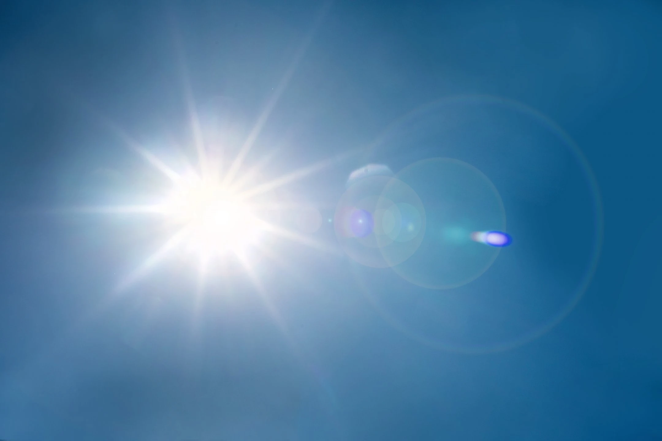 Die Sonne scheint heiß vom Himmel.