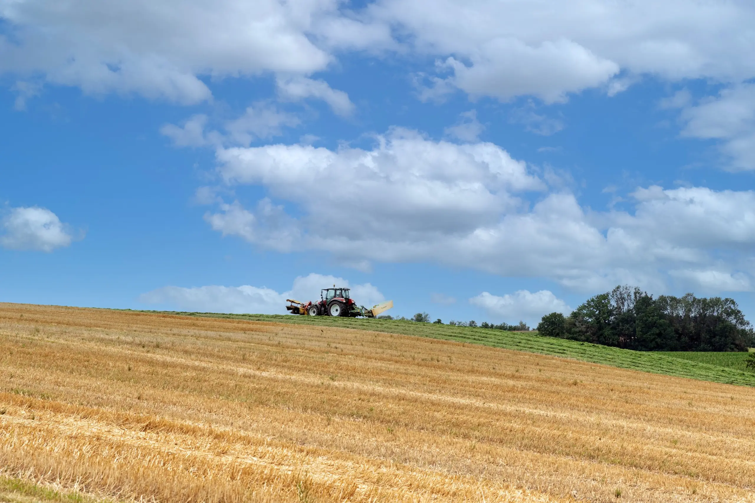 Ein Traktor fährt über das Feld.