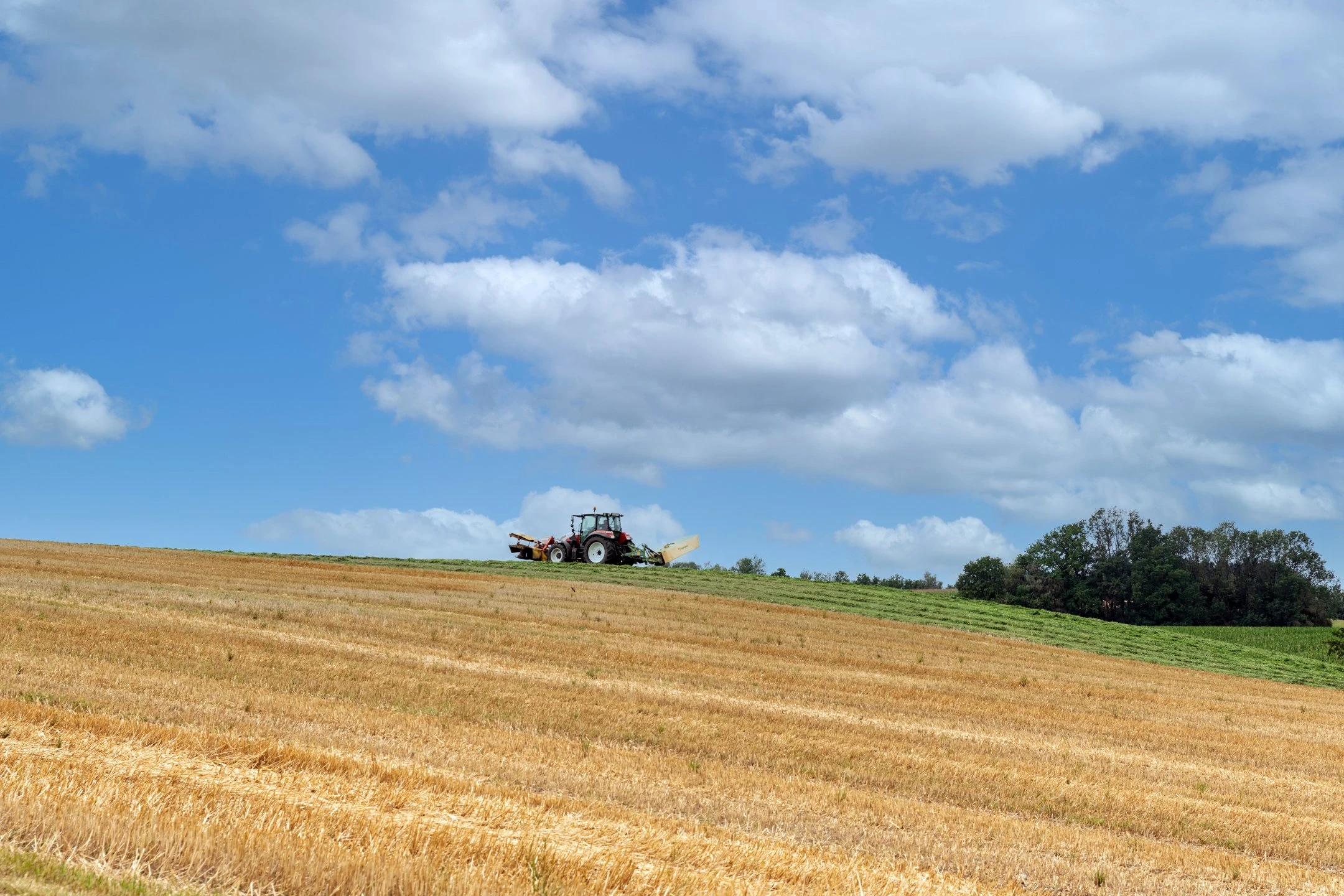 Ein Traktor fährt über das Feld.