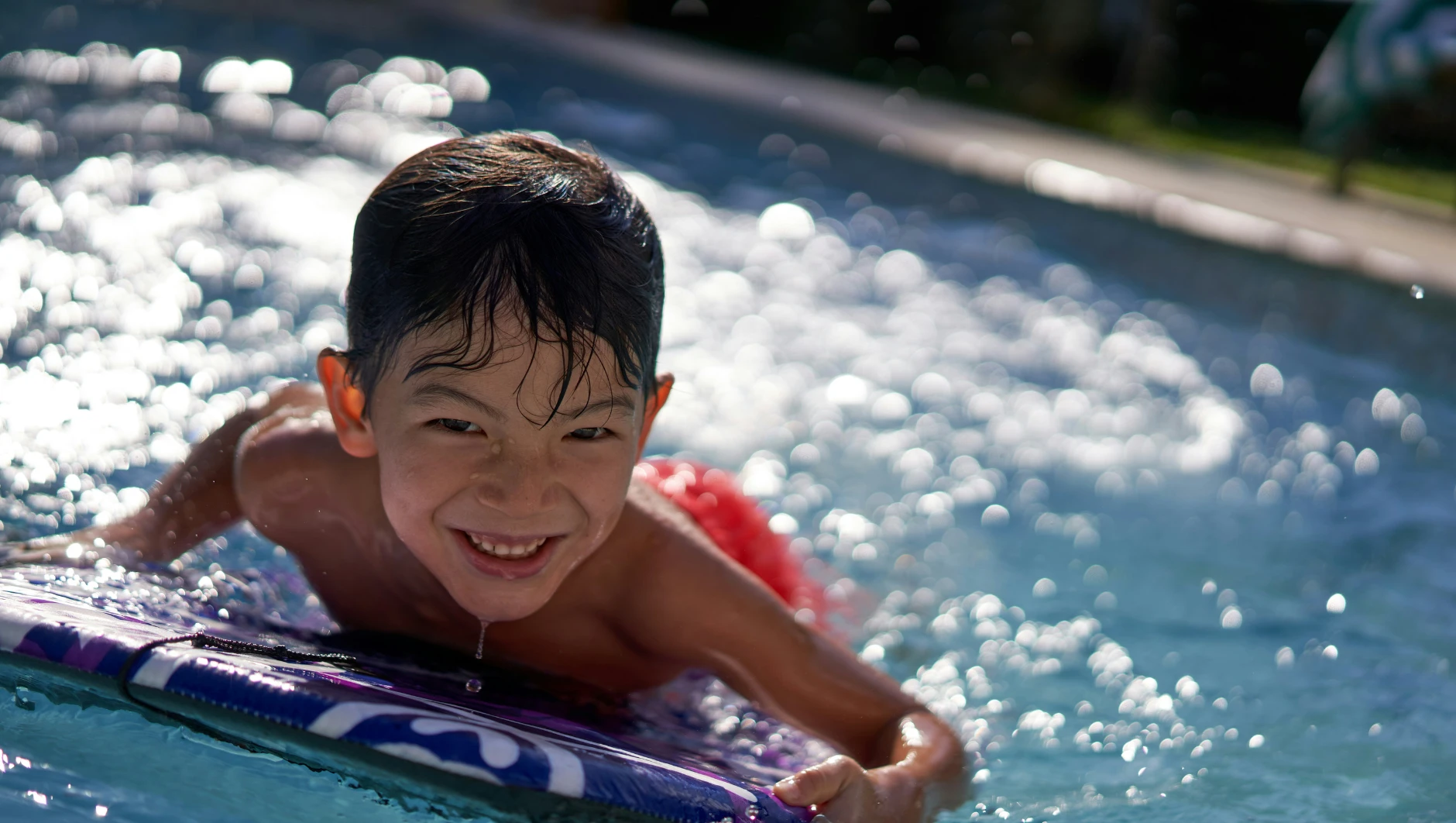 Gemeinsam #WellenMachen für lebensrettende Kinderschwimmkurse