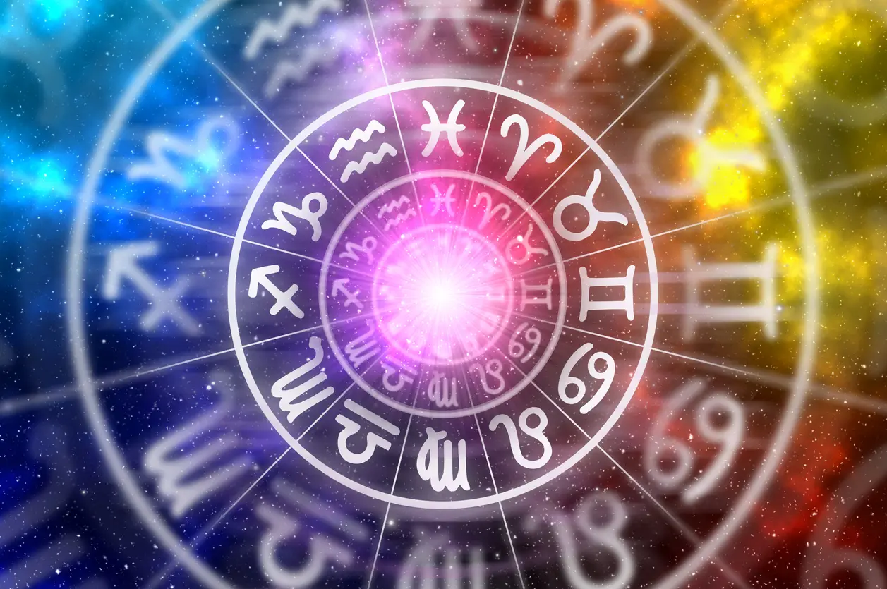 Ein Horoskop mit den Sternzeichen.