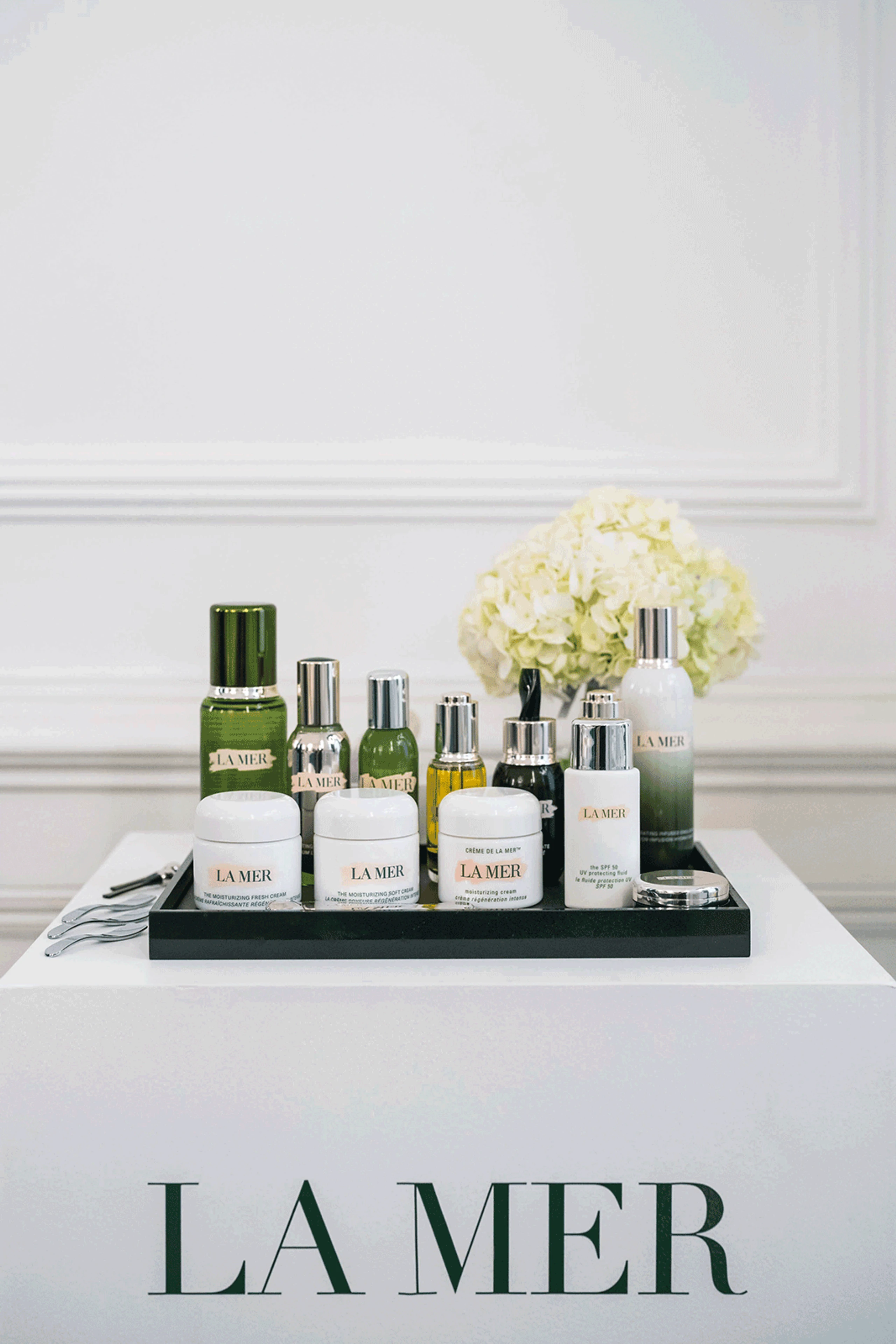 © LA MER Blurred image background