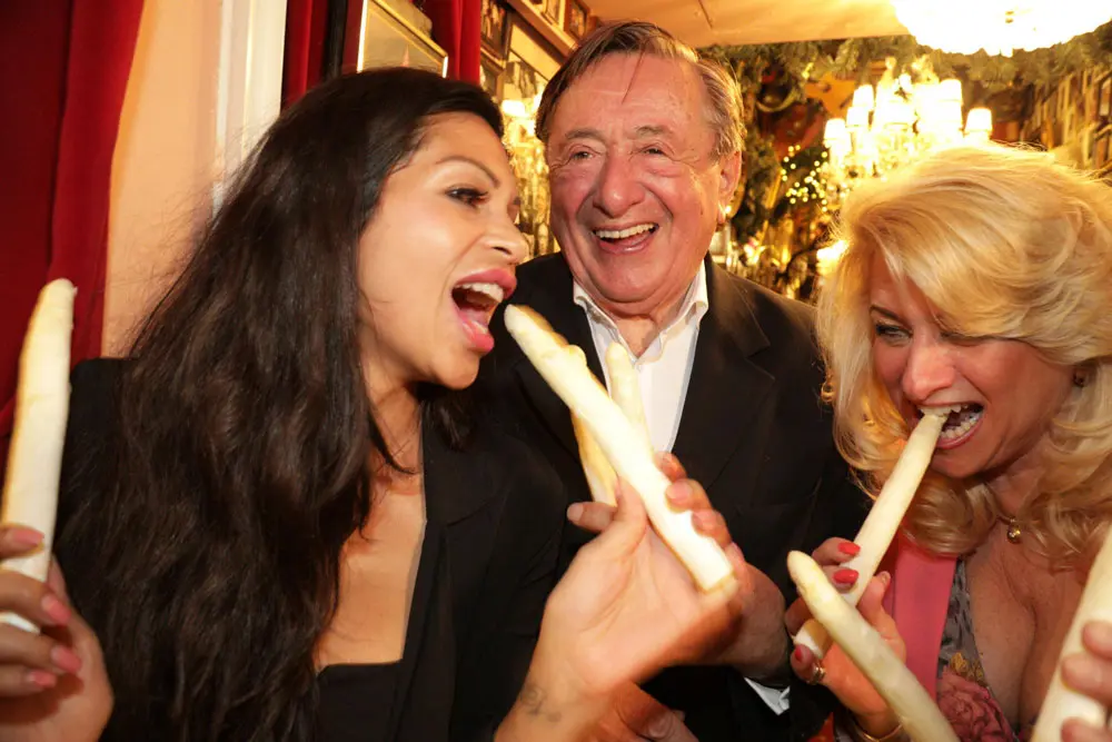 Richard Lugner mit "Bambi" und "Käfer"