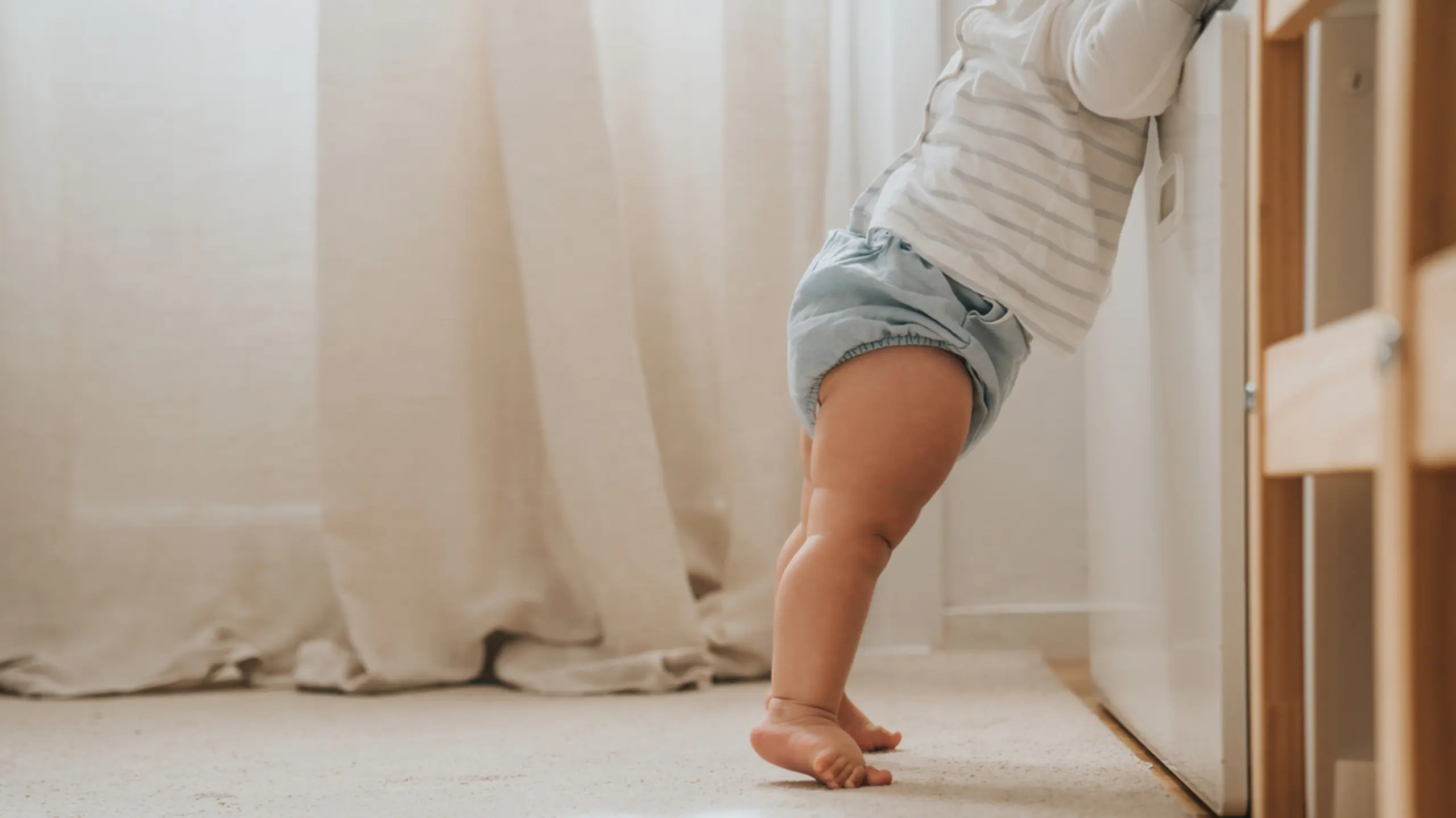 Baby, das sich anhält und steht