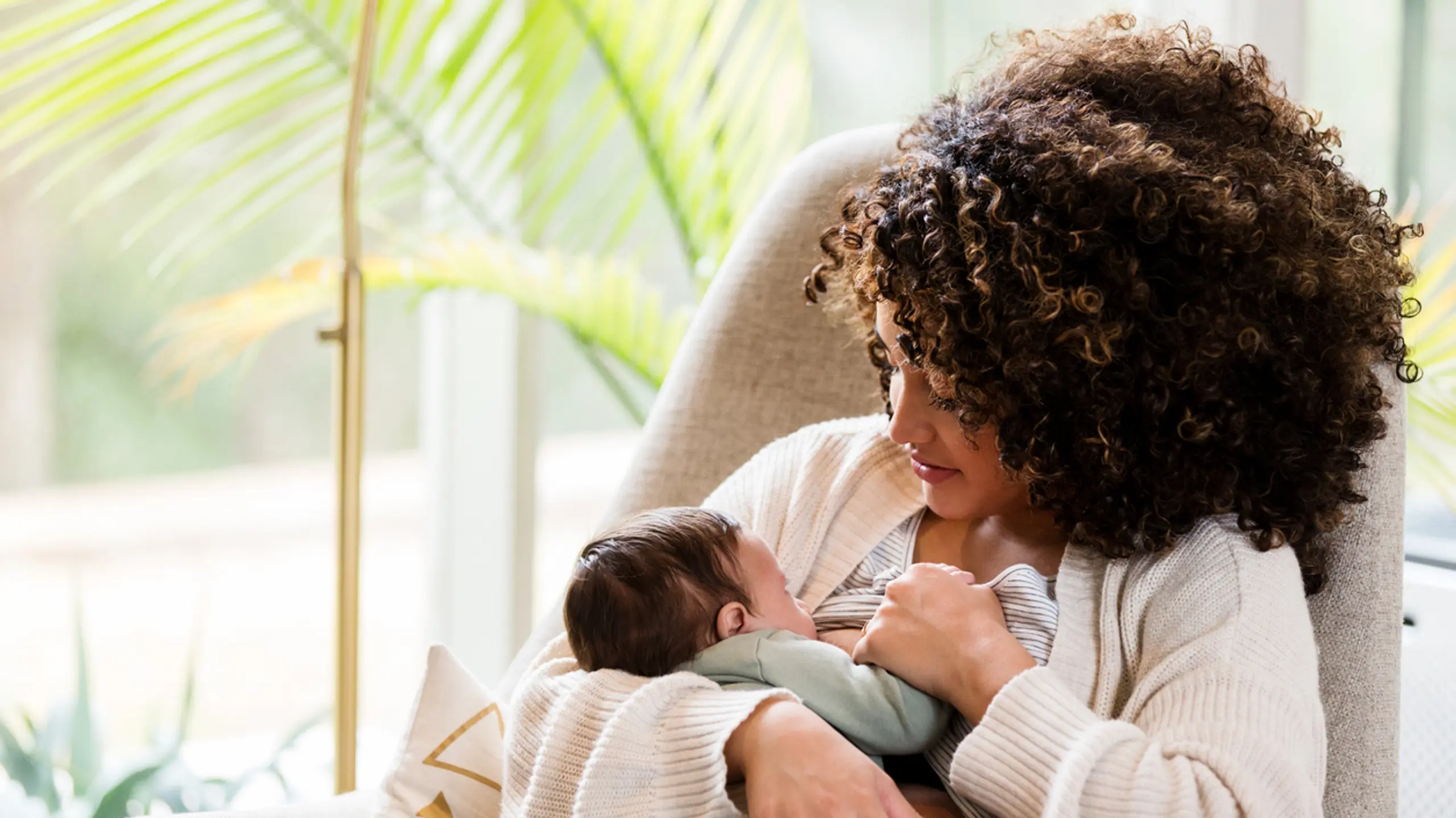 Frau, die ihr Baby stillt