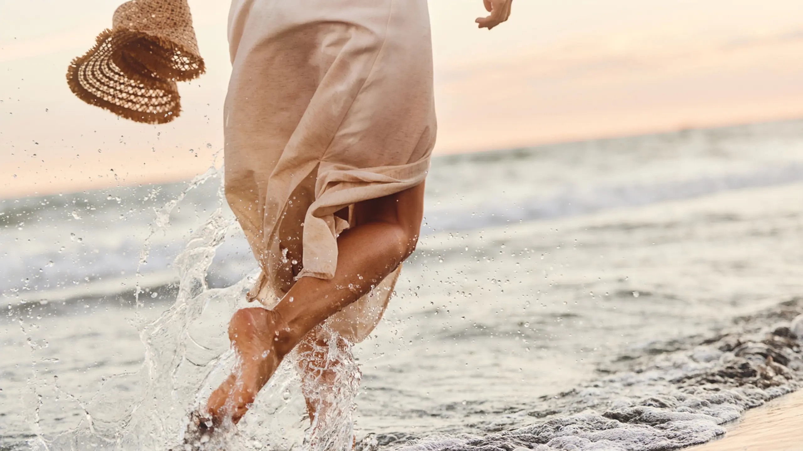 Pareo Strandkleid Strandtuch Frau am Strand