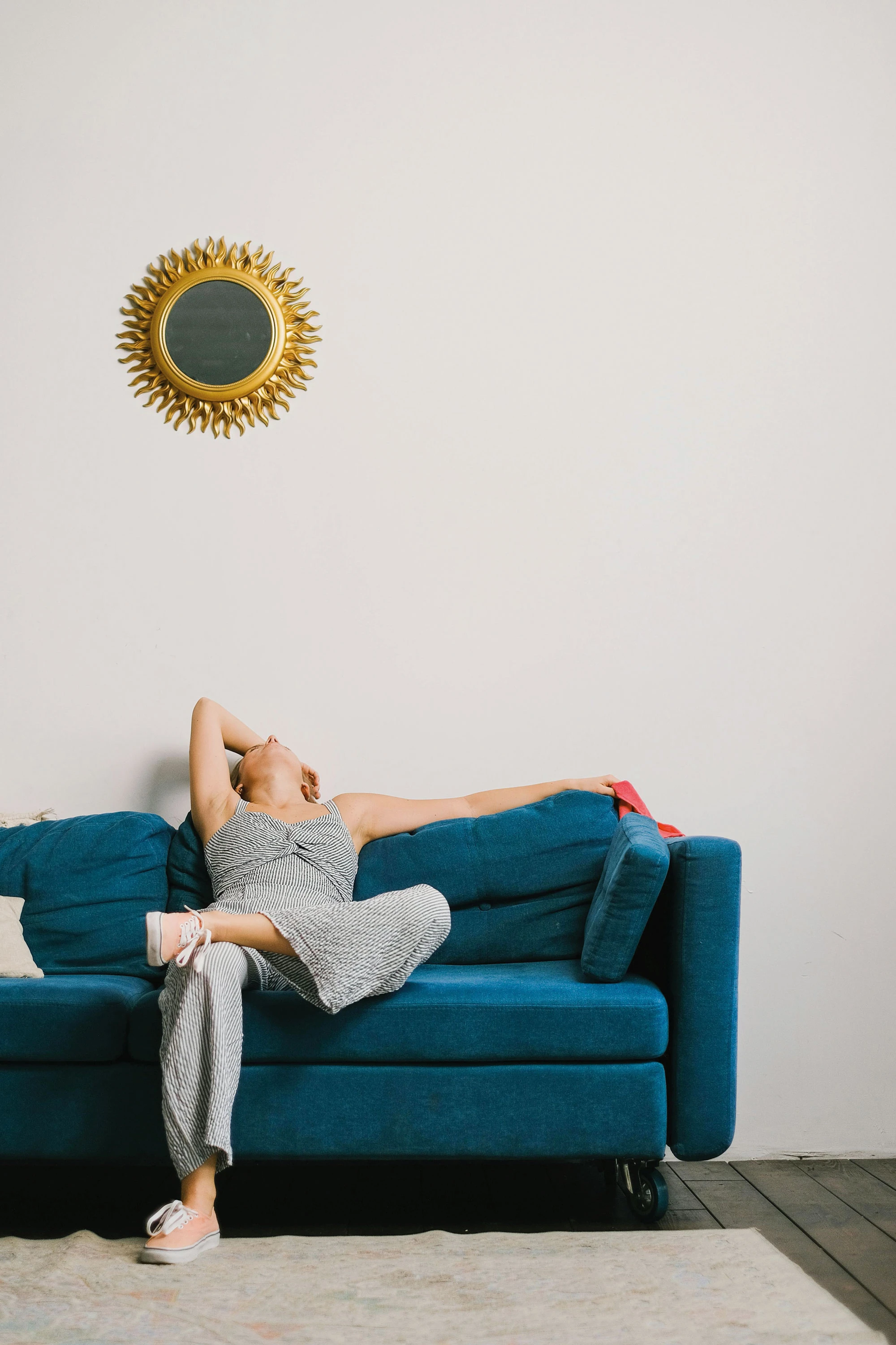 Frau auf Couch