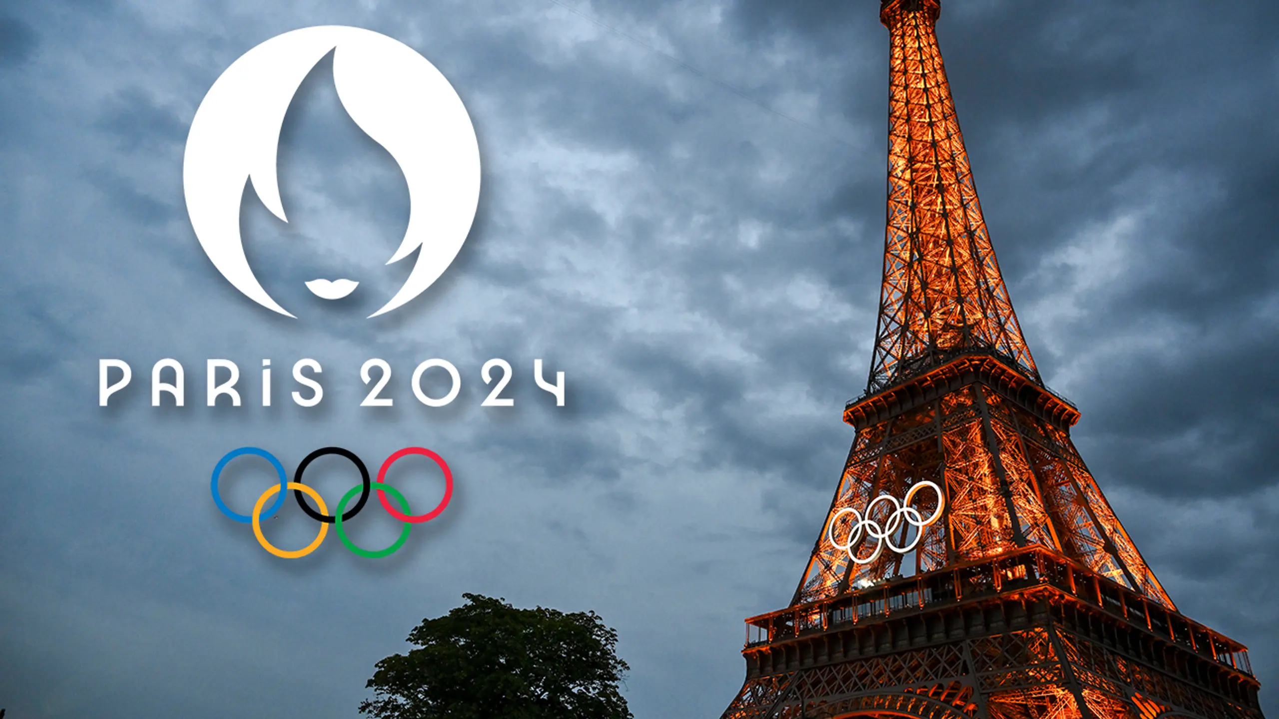 Der Eiffelturm in Paris mit den olympischen Ringen