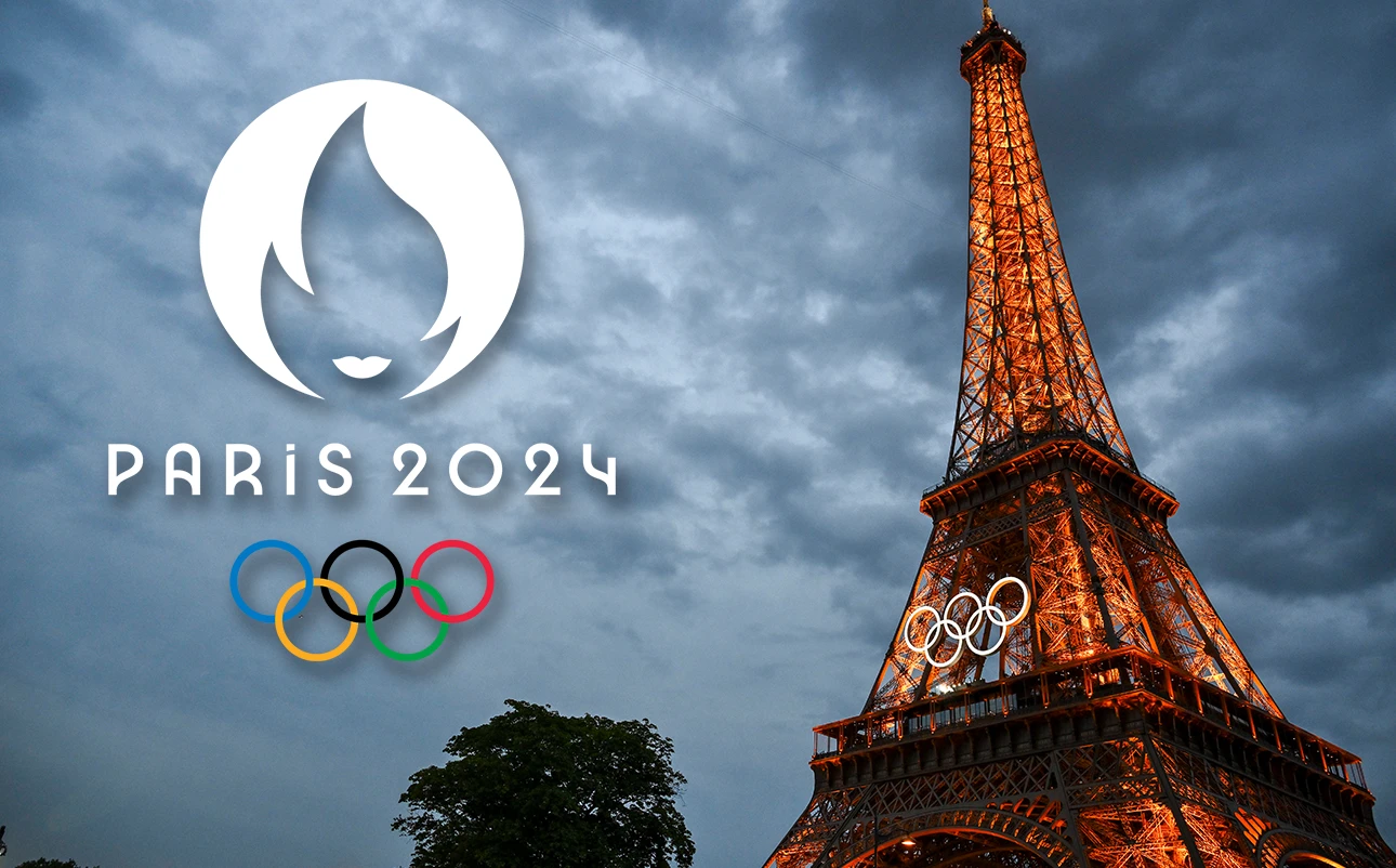 Der Eiffelturm in Paris mit den olympischen Ringen