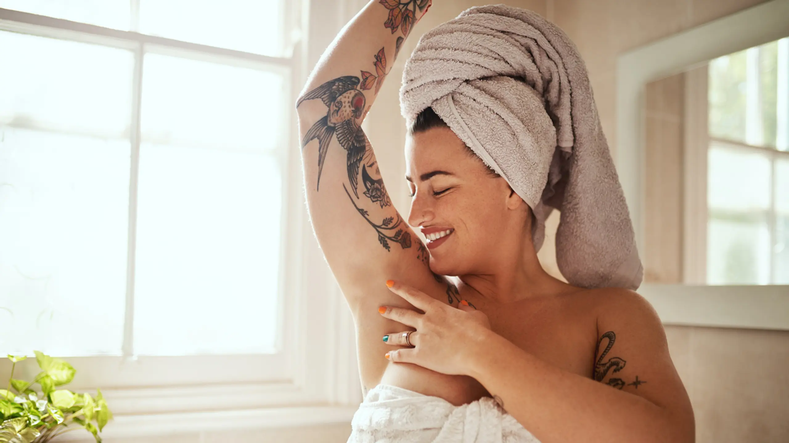 Aufnahme einer Frau, die während ihrer morgendlichen Schönheitsroutine ihre Achselhöhlen spürt