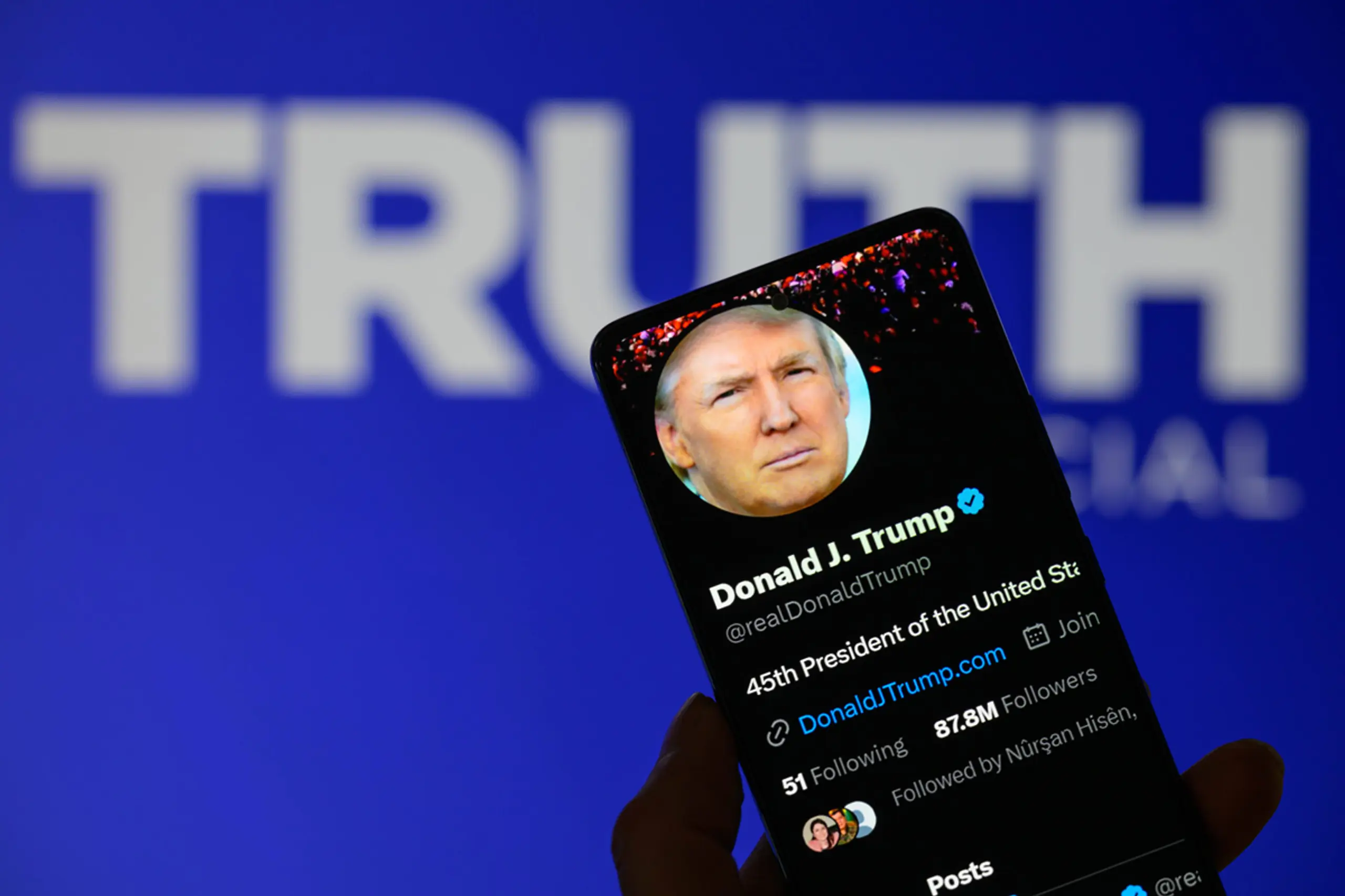 Donald Trumps Account auf X wird auf einem Smartphone gezeigt.