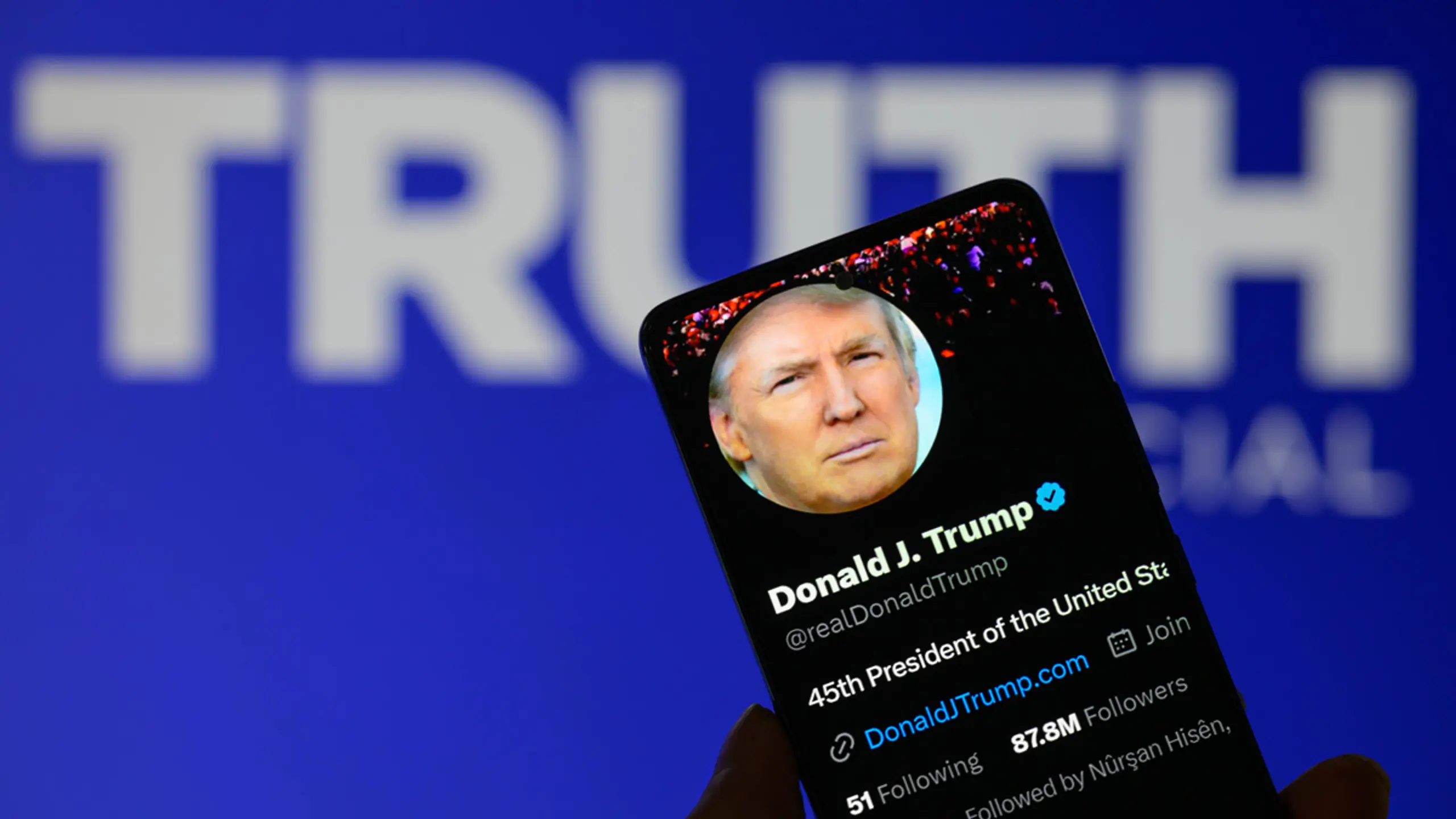 © IMAGO / Sipa USA Donald Trumps Account auf X wird auf einem Smartphone gezeigt.