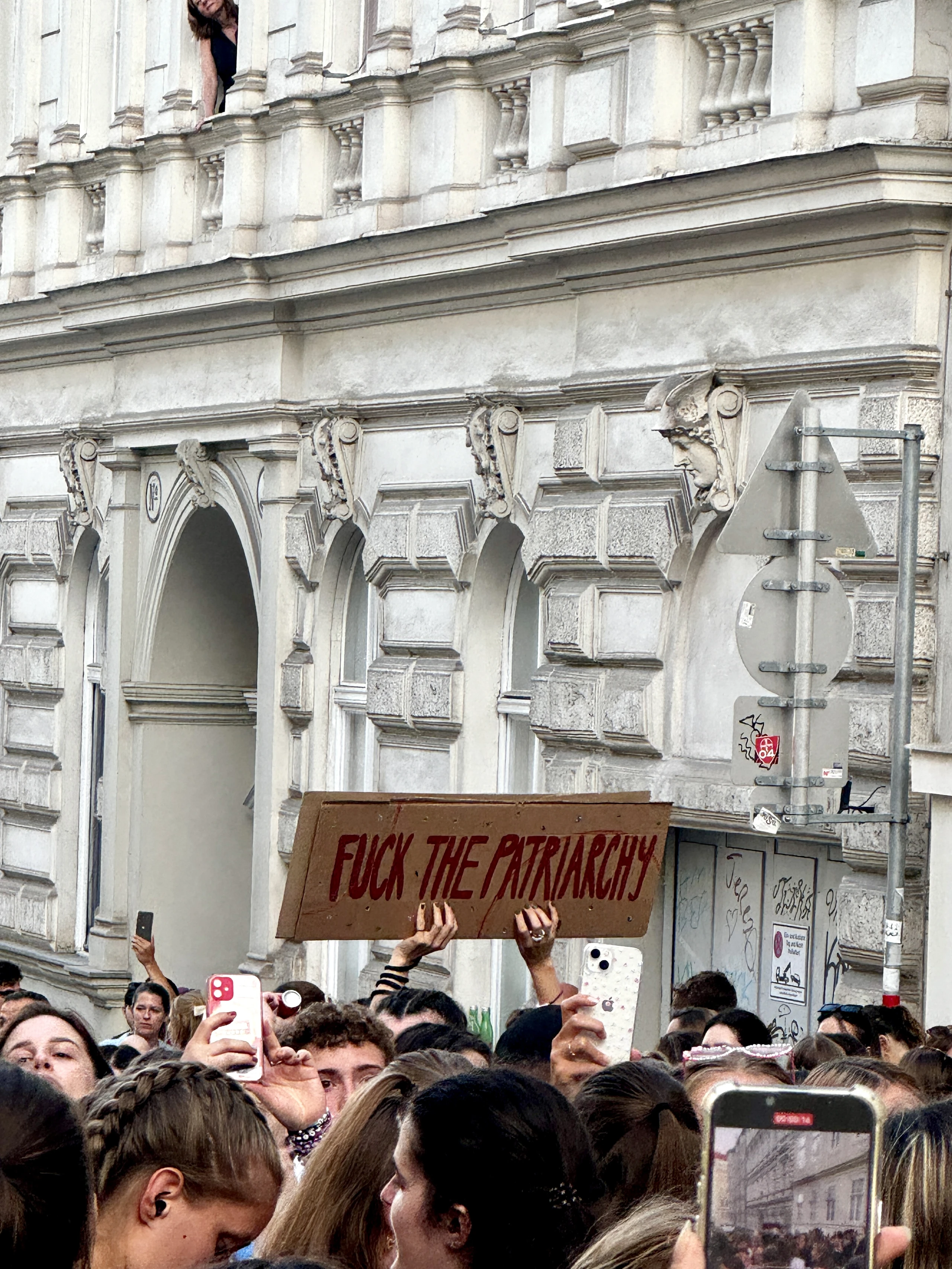Swifties singen, tanzen und trösten sich in der Corneliusgasse in Wien