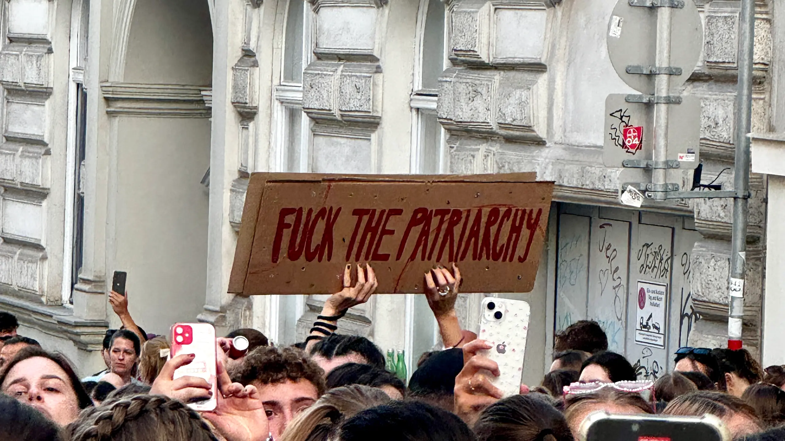 Swifties singen, tanzen und trösten sich in der Corneliusgasse in Wien