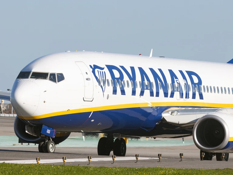 Ein Flugzeug der Ryanair auf einem Flughafen.