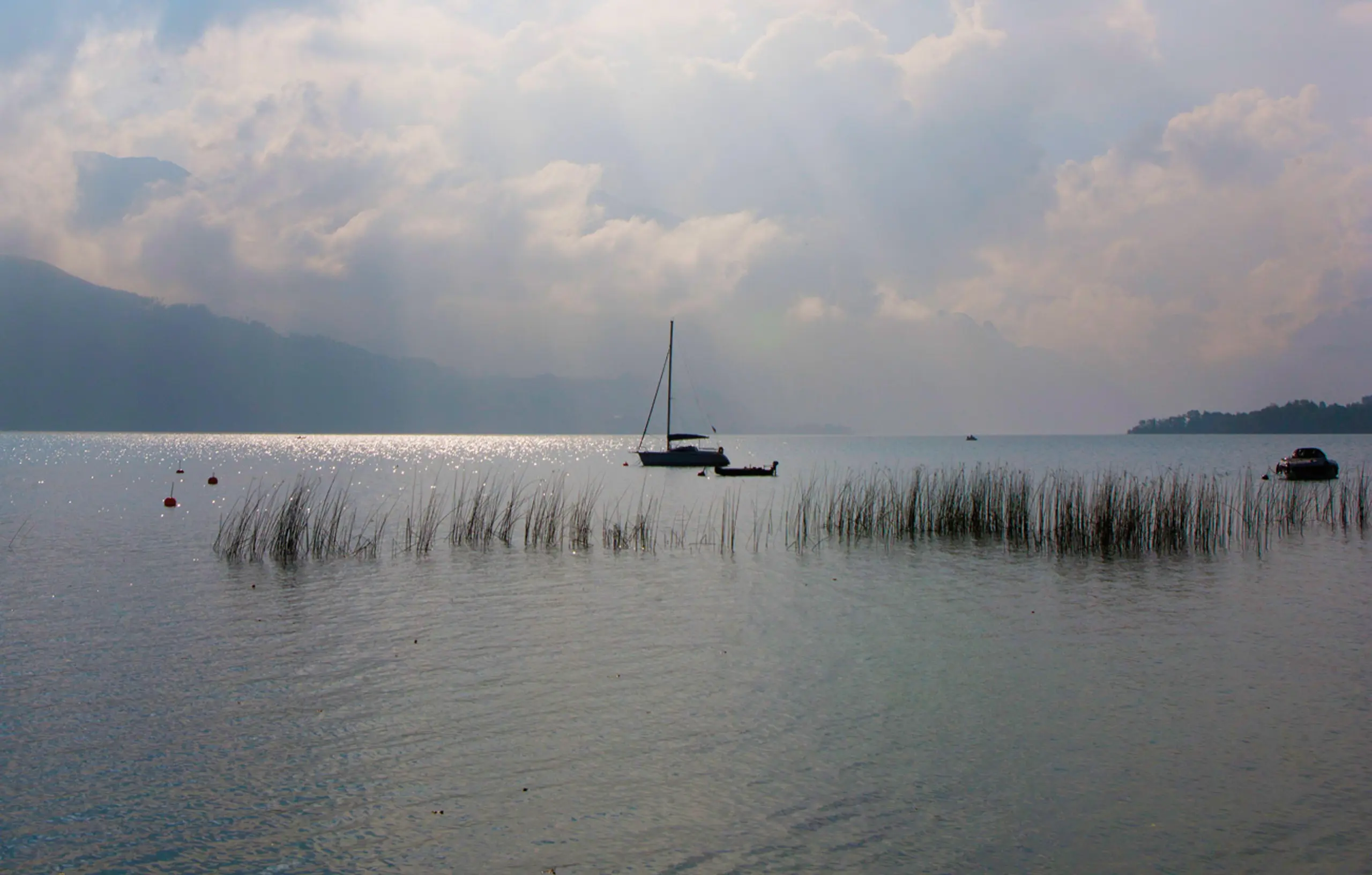 Boote fahren am Attersee.