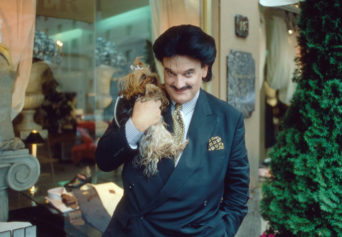 Eine Aufnahme von Rudolph Moshammer mit seiner Hündin Daisy im Jahr 1996.