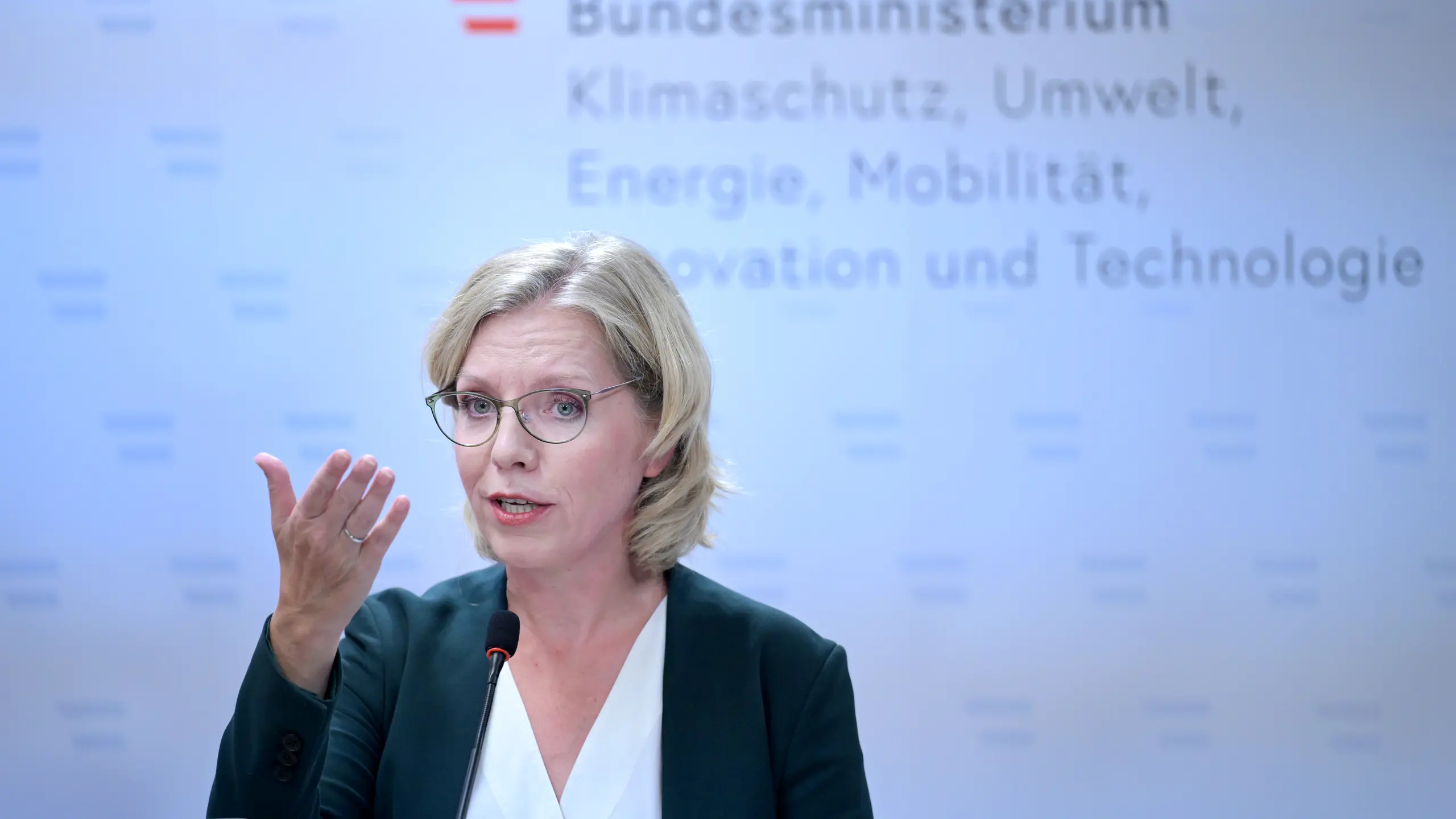 Klimaschutzministerin Leonore Gewessler bei der Präsentation des Nationalen Klima- und Energieplans (NEKP)